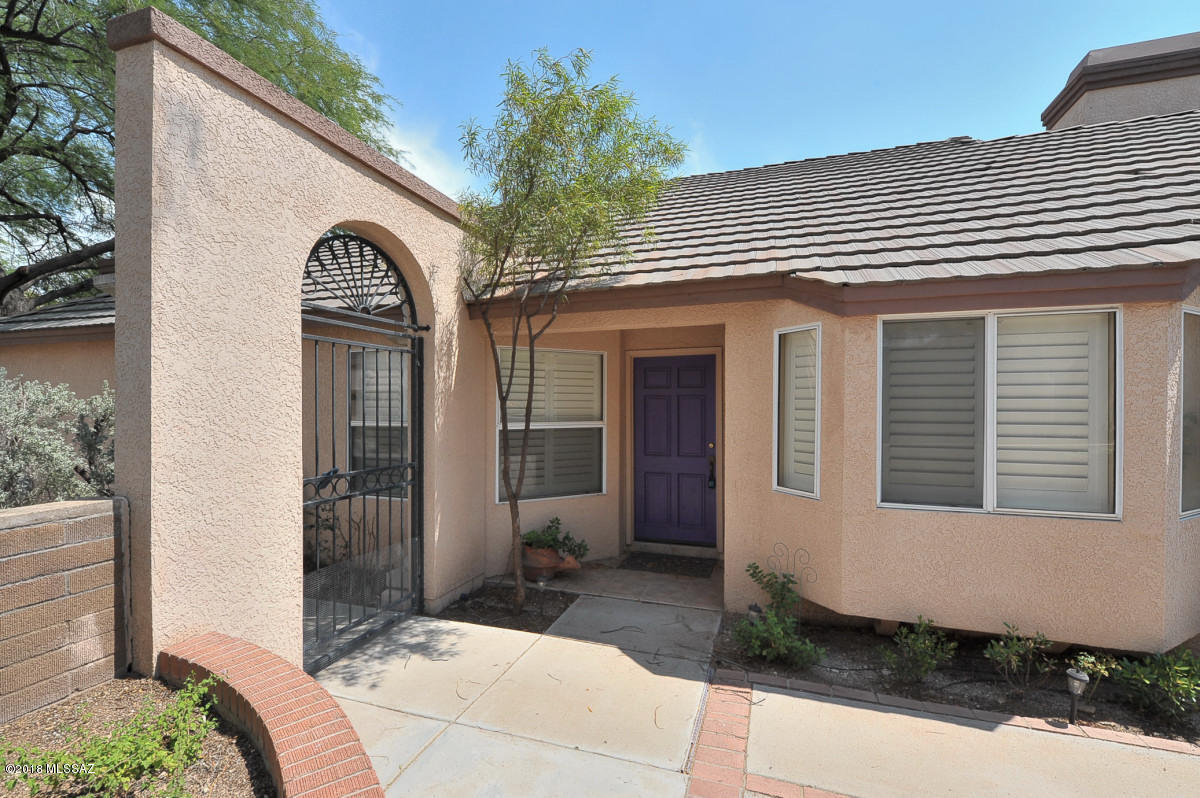 PLEASE BE ADVISED THIS IS A GATED COMMUNITY, THEREFORE YOU WILL NEED TO CONTACT OUR OFFICE TO SCHEDULE A SHOWING WITH THE AGENT.

LaPaloma townhome on corner lot with mountain views. Gated subdivision, community pool and spa. All concrete floors, laundry closet with washer and dryer in hall, livingroom/diningroom combo with wood burning fireplace. Window seats built in livingroom/diningroom. Split bedroom plan, 3rd bedroom has double doors can be used as a den/office & has a closet, new remodeled walk in shower in master bath. Kitchen has glass top stove, micro above stove, and bottom freezer refrigerator. 2 cars max, new walk in shower. Ask about P#2995-M.