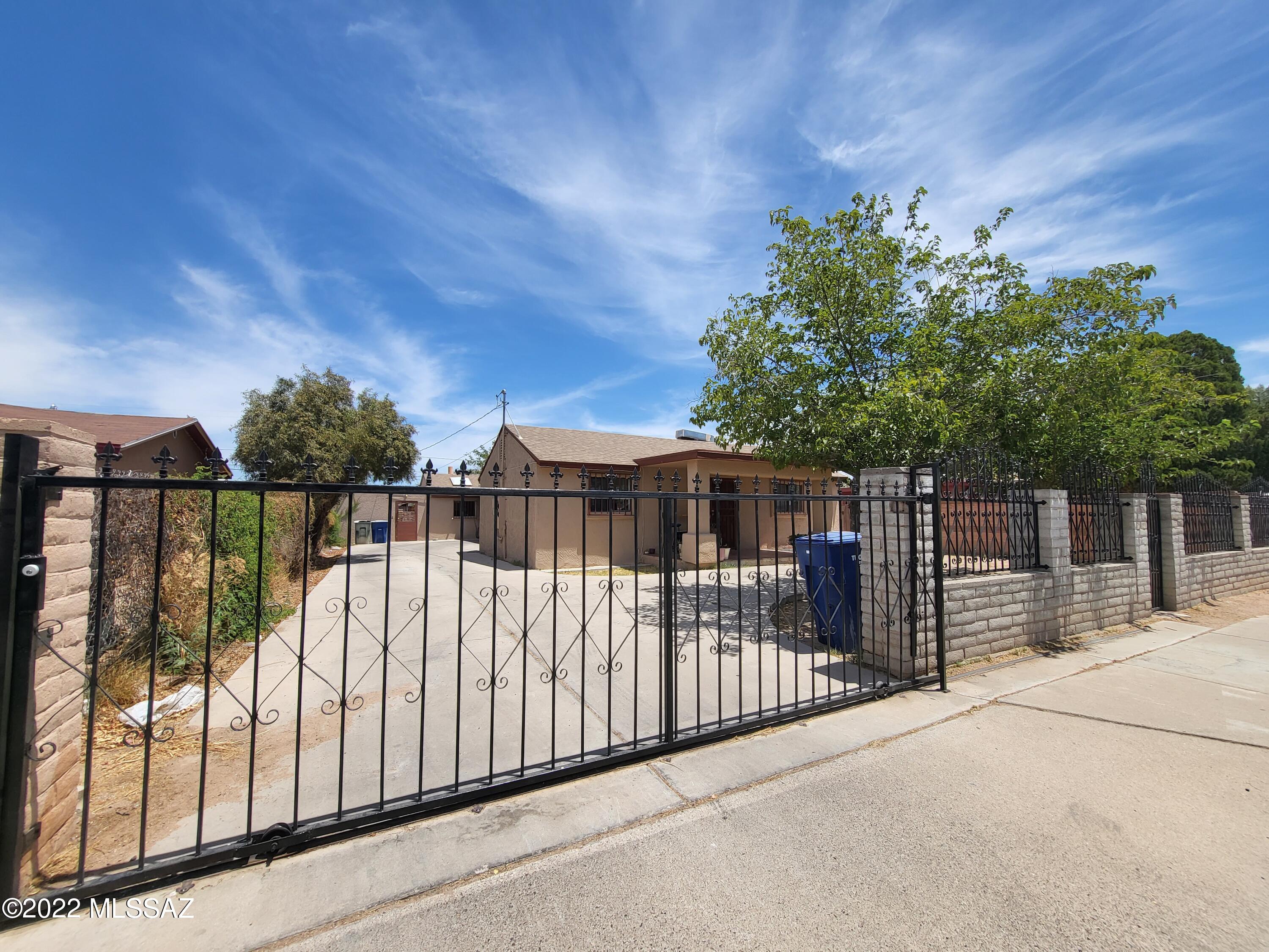 Lovely studio with upstairs loft close to shopping, entertainment, dining, and so much more! This unit features a large open kitchen with living space including a fireplace. Property has been well cared for and is ready for you to call home!