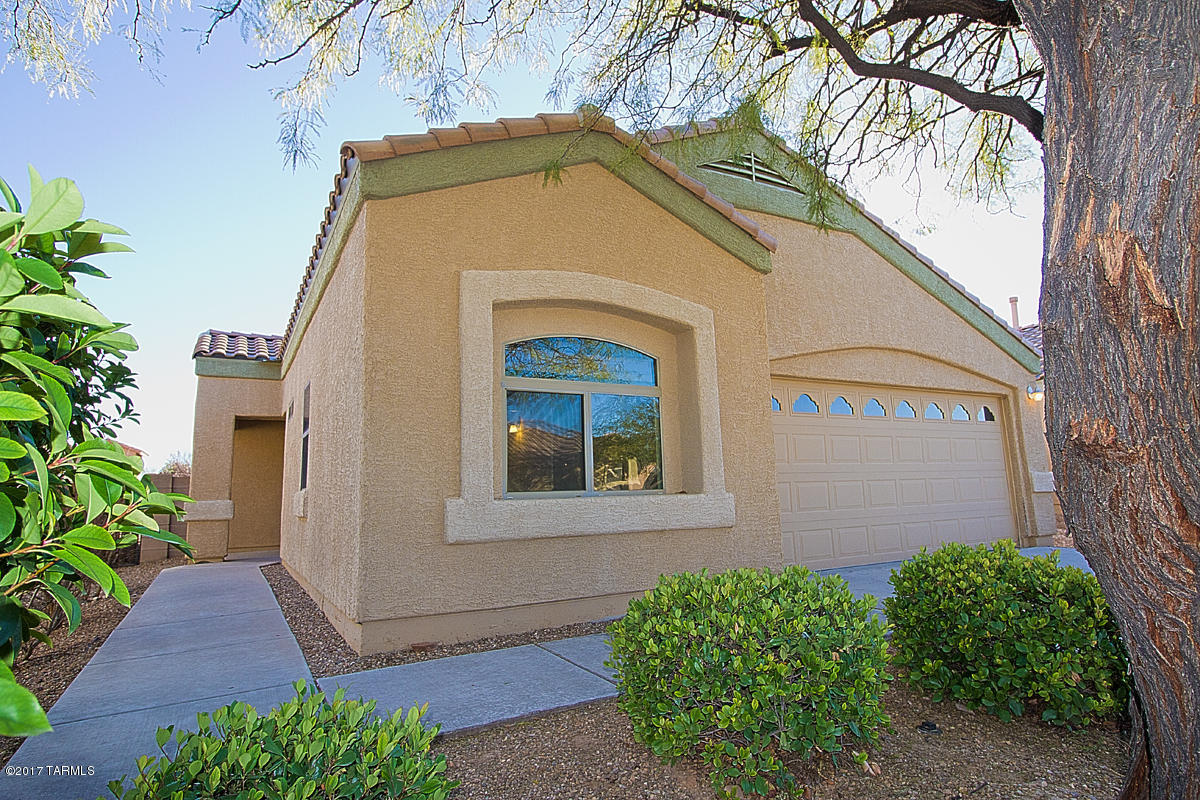 Very popular open floor plan, Split bedroom plan, large bedrooms, it shows like a model. This home features; Beautiful stained concrete floors throughout the home, nice freshly painted. The large Great room shows beautiful with the stained concrete floors. The open kitchen has lots of counter space and plenty of very nice cabinets.
Nice size private backyard with covered patio.
