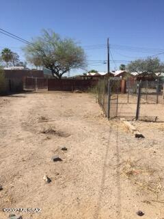 Investor Special!! R-2 lot with a studio--lots of room to build--Bathroom and kitchen recently remodeled --- currently tenant occupied, do not disturb tenant-- Can show on weekends only with appointment 

Close proximity to Pima College, downtown , U of A and 4th Ave shops 

Listing Broker has interest in the property