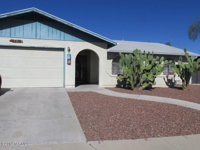 Come see this large, spacious home with lots of lights.  It's one of the few in the neighborhood with a pool, spa, and views of the mountains. Close to the schools and easy access to I-10 and I-19, come see this move in ready home today!