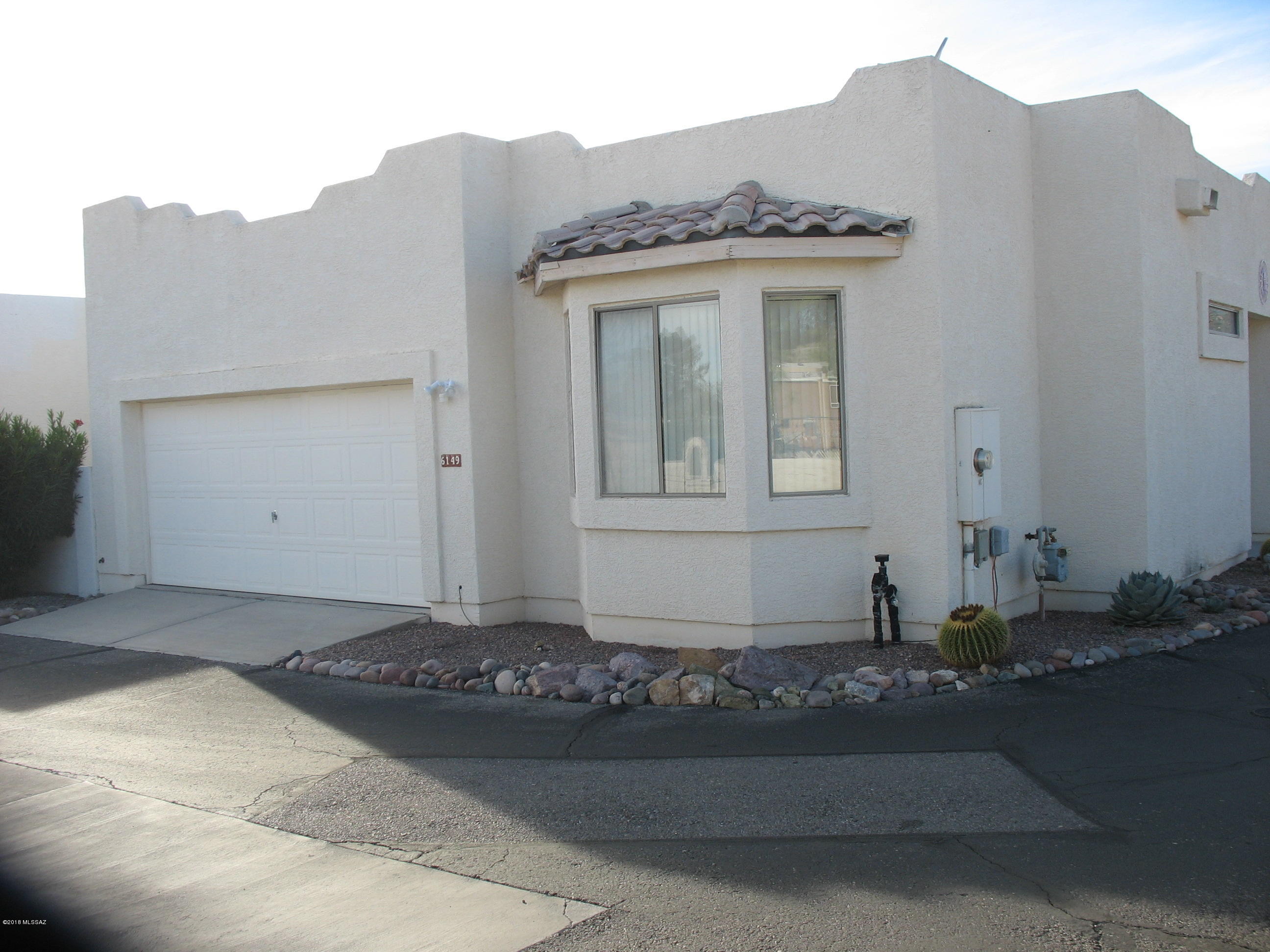 Beautiful 2/2 townhome with the perfect patio garden area with mountain views.  Ceramic tile throughout, fresh paint, newer stainless appliances, cabinets have pull out shelves window shades, ceiling fans, spacious split bedrooms, open floor plan, 2 car garage with entry directly into the kitchen for easy access.  It'd beautiful, it's ready!