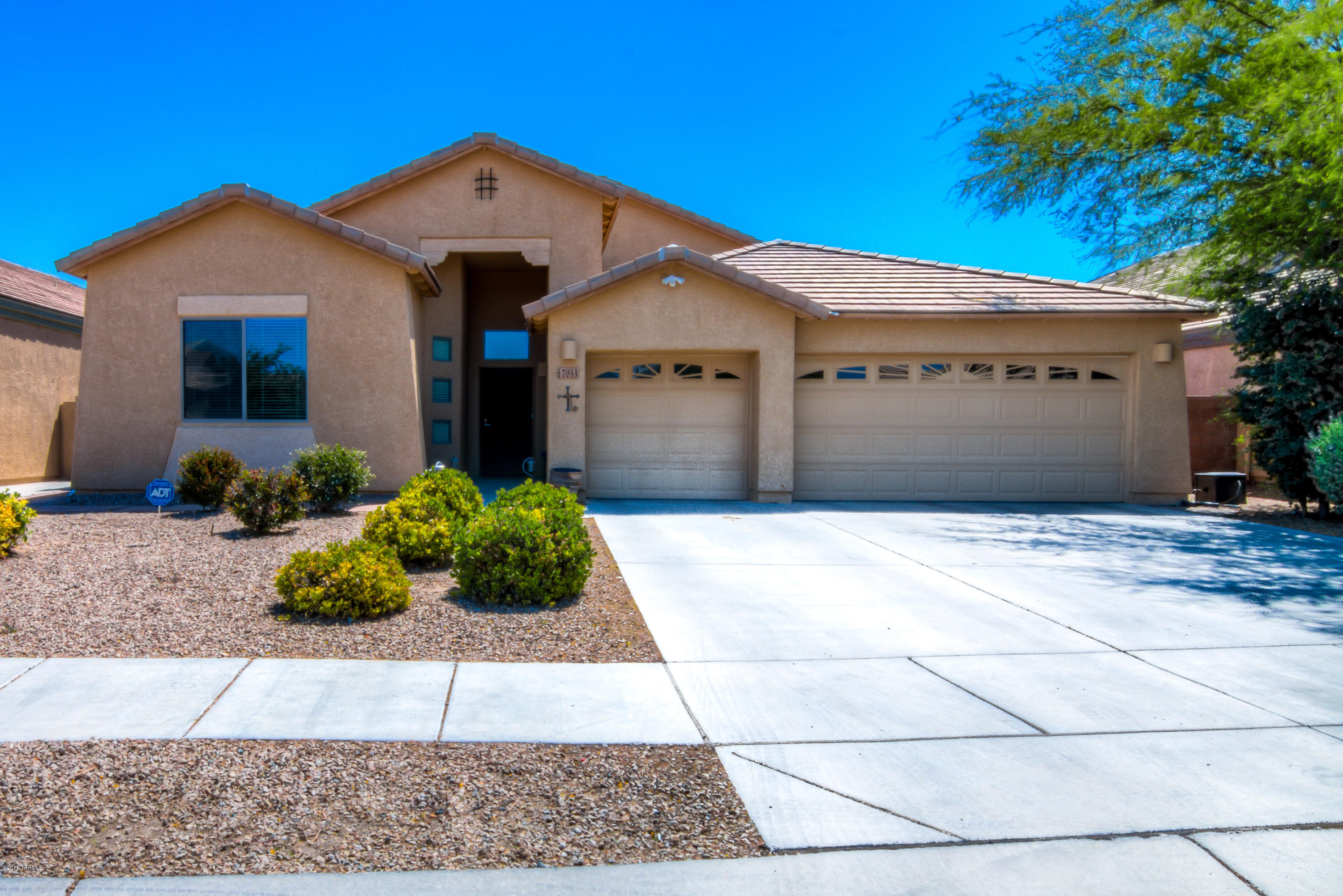 Top of the line upgraded home w sparkling pool backing to common area & sweeping mountain views. Great floor plan including Flex room studio/office/toy room. 11’ ceilings, 2x6 construction, 6” insulation. Eat-In Kitchen, large island, high grade granite counters, Beautiful Upgraded Cabinets with roll out shelving.  Large Master with private patio access, luxurious master bath, walk in closet. New items include water heater, new top of the line garbage disposal, water softener, new flooring. Custom 2” wood blinds. built in 150sqft attic above garage. TEP Guaranteed Home!!! Security alarm system & doors. Cool water feature on your very own pool! highly desired East facing backyard, backs up to state owned protected land w 180* views of the Rincon, Catalina & Santa Rita Mountains Jogging, walking, biking path around the community. Close to DMAFB, Freeway, Shopping, Schools. Community park/playground. Flagstone walkway around home with queen palms and date palm in backyard.  
garden tub in master bath
Pretty 18" tile in all the right areas & newly installed carpet.
Mission tile roof
cable, and phone throughout. 
Smart panel audio wiring.