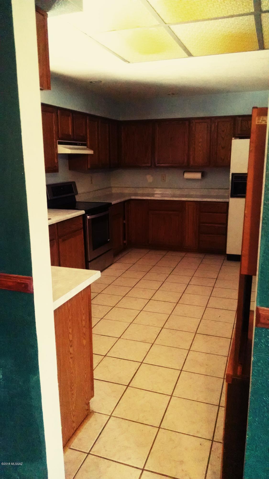 THREE BEDROOMS PLUS GUEST HOUSE, ATTACHED, SO POSSIBLE FOUR .  VERY LARGE KITCHEN WITH EAT IN AREA PLUS NICE FORMAL DINING ROOM. CATHEDRAL CEILING IN LIVING ROOM AREA WITH FIREPLACE. CONCRETE FLOORS!  VERY NICE SPACE.