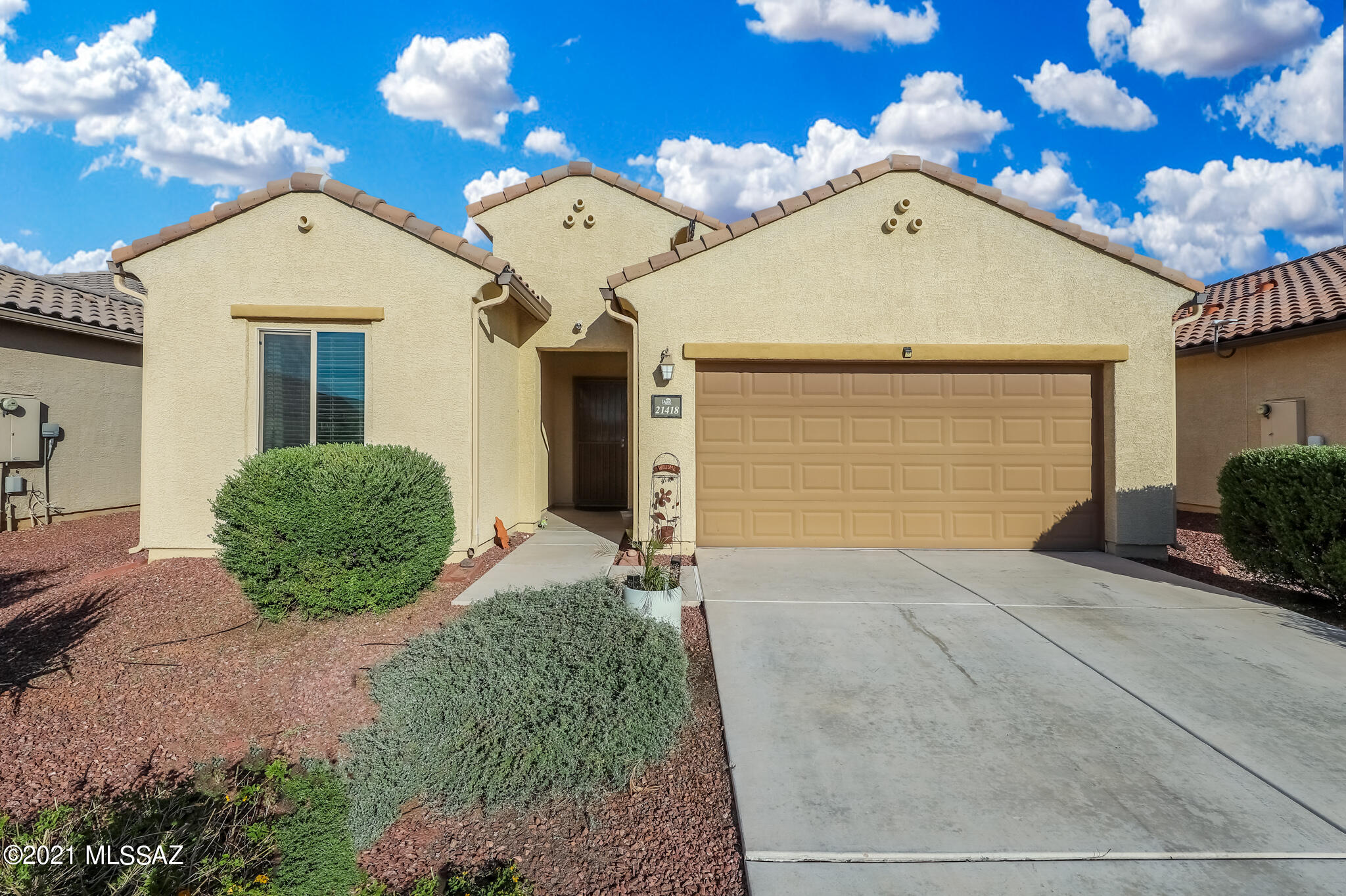 Located approximately 30 minutes from downtown Tucson and less than 15 minutes from Picacho Peak State Park in Red Rock Village this Pulte home is
ready for a new family to call it home. Featuring 2 bedrooms and 2 full bathrooms, this open concept floorplan allows for a generous living room ready for
entertaining. The kitchen features an island, electric range, matching dishwasher, and microwave, plenty of storage with a full array of cabinets, and a large
walk-in pantry. The master suite features a private bathroom complete with dual sinks and a large walk-in closet. The low maintenance front yard is nicely
landscaped and very welcoming. The backyard is lightly landscaped with red crushed granite and is ready for your personal touch.