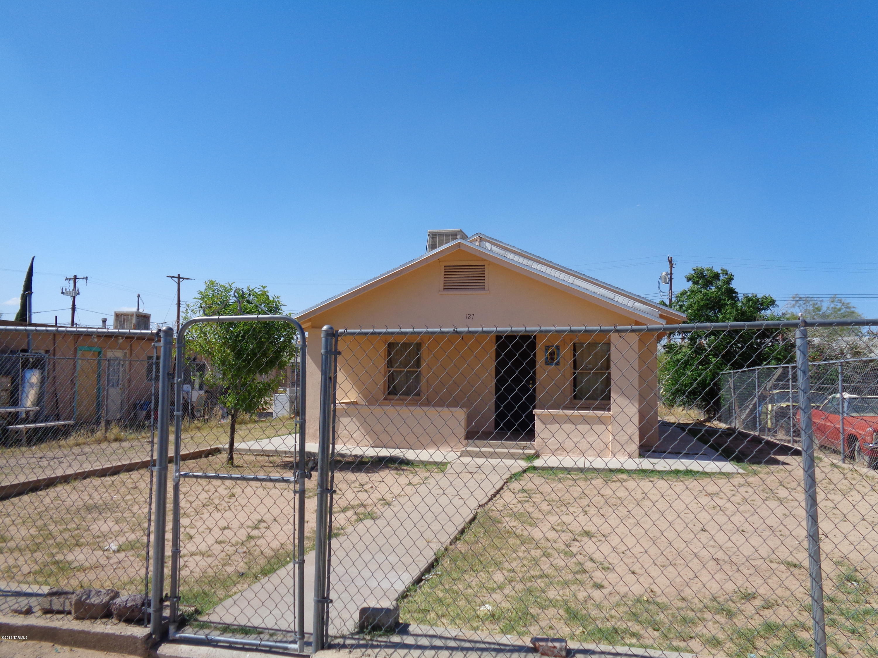 This is a beautiful two bedroom one bath home, built in the early 1930 with lots of charm and detail. 

Close to Bus Services, Close to Downtown.

Buyer should verify, schools and zoning with TUSD and the City of South Tucson.