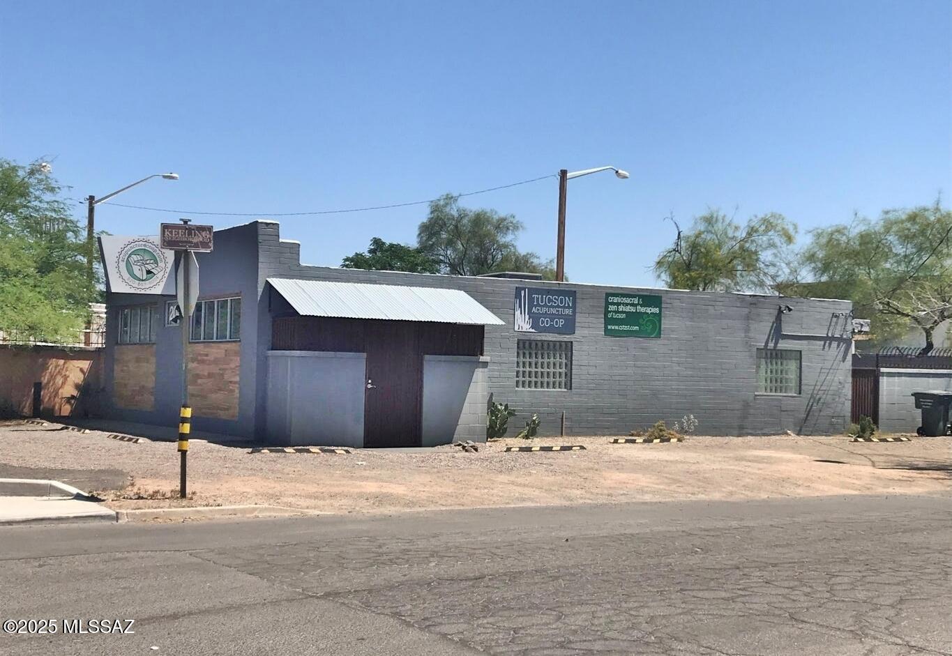 Excellent Ft Lowell corridor location near Stone Ave., Great Visibility and signage,  Open floor plan, C-2 zoning allows for many uses. Existing tenant is on month to month, easy access corner lot