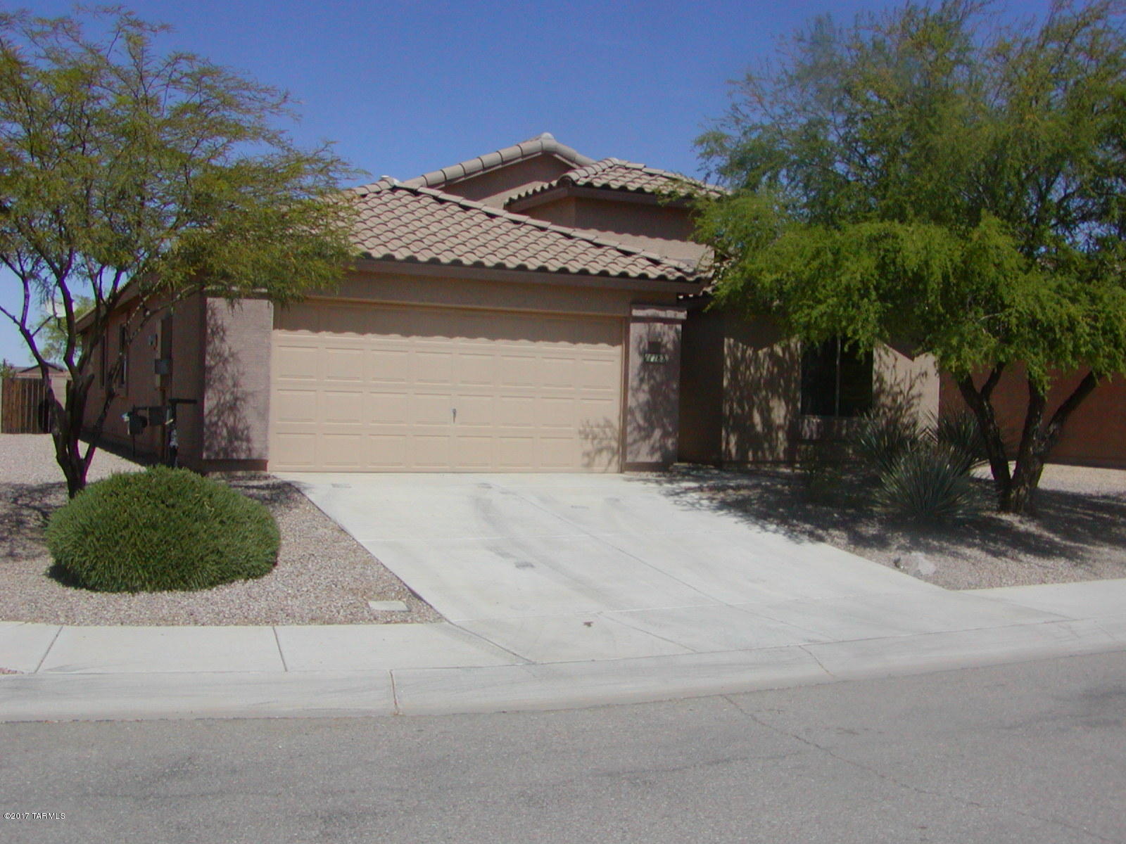 Sellers will accept/counter offers from $189,900-$199,900. Stunning Model Sharp with new carpet. 4 Big Bedrooms/2 bath 1933 sf home with 2-car garage. Popular floor plan has kitchen w/lots of cabinet storage, hard surface countertops, center island & opens to the spacious family room. Large living and dining room. Landscaped rear yard. Home has been professionally cleaned and is move-in ready! Sellers are licensed real estate agents in Arizona.