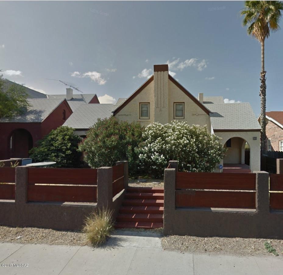 ''AMAZING U of A LOCATION'' Across Street from Campus!
3 Beds / 2.5 Baths , Two Story, Central Air, Laundry Room, Walk or Bike to U of A, shopping, dining and so much more!!! Close to Bus lines, UMC Hospital and Downtown. Utilities can be included at $200 per month allowance for the entire house if you go over and the overage is
split between all tenants. We will do individual leases, Pets will be consider for an additional deposit & fee.
Email for rental applications to: rent@pads4wildcats.com