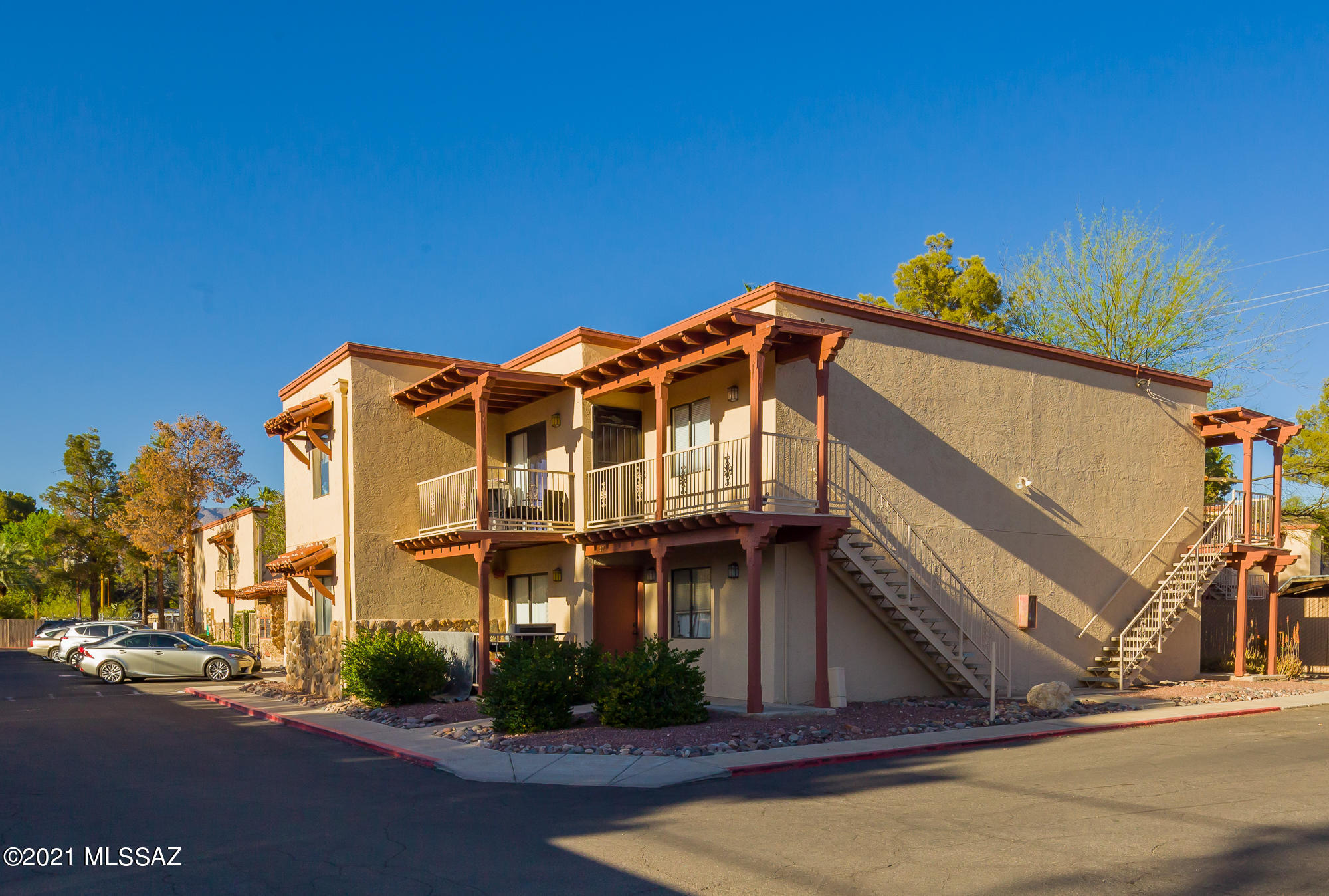Seller will accept or counter offers in the range of $139,900 - $149,900. Beautiful and extremely well maintained end unit situated on the second floor at the back of the complex. 3 bedroom/2 bath offers split bedroom floorplan, upgraded light and bath fixtures throughout, new carpet in all bedrooms, executive height cabinets in BOTH bathrooms, and walk in closets in the bedrooms. Kitchen features black appliances, granite countertops, and cherry colored cabinets. Full size washer/dryer, covered patio, and just minutes from the Uof A. Come make this beautiful unit yours today!!!