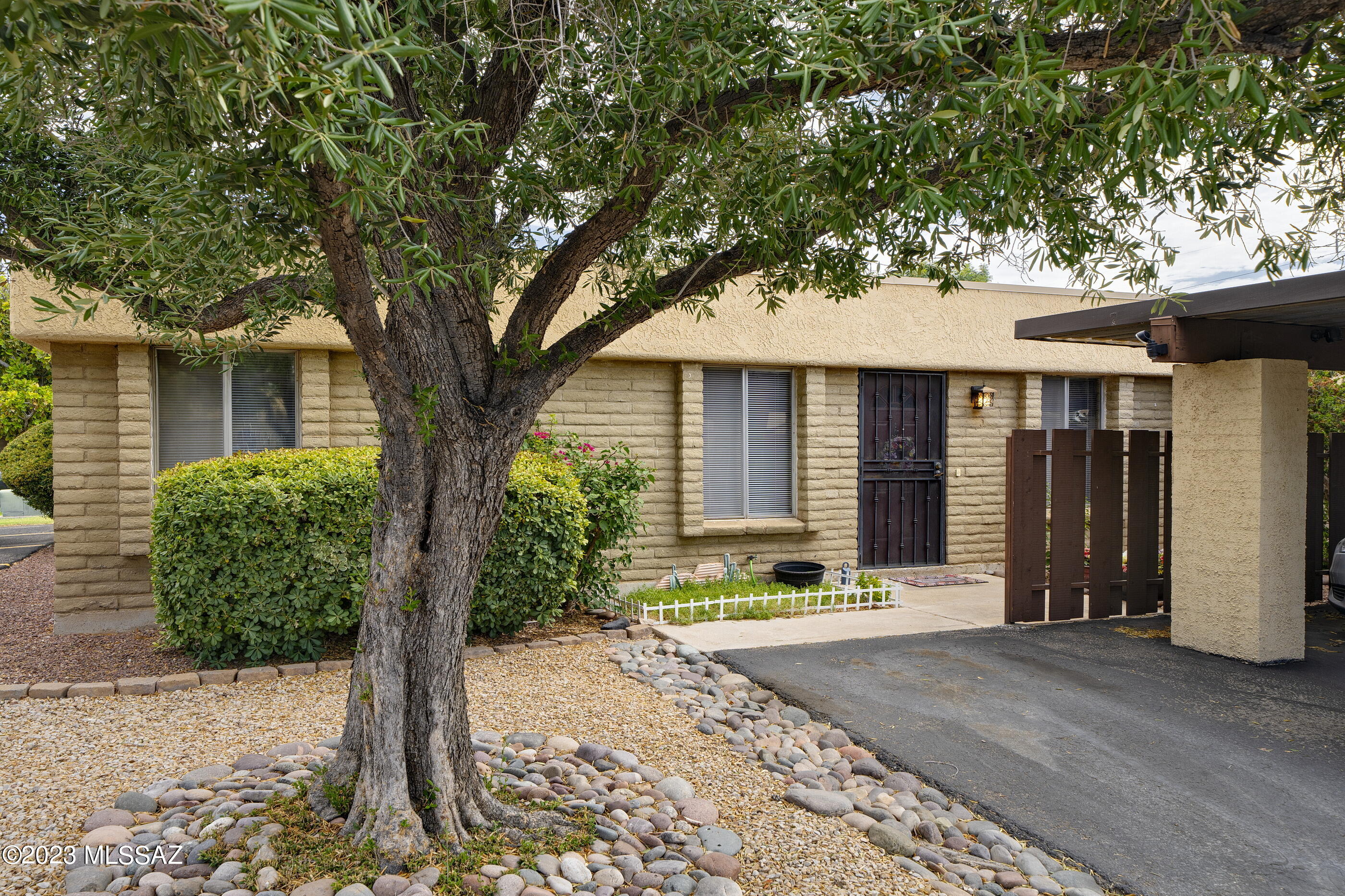 Pantano Park townhouse end unit.  Unit located conveniently close to guest parking. A/C replaced in 2019.  3 bedroom 2 bath with private back patio.  No carpet.  Gas fireplace in the living room. Refrigerator, washer and dryer all stay.  
Located within a mile of restaurants. shopping, grocery, places of worship, school, banking and right off the River bike/walking path. 
Community has pool, tennis court, landscaping, trash, sewer and water included in fees.