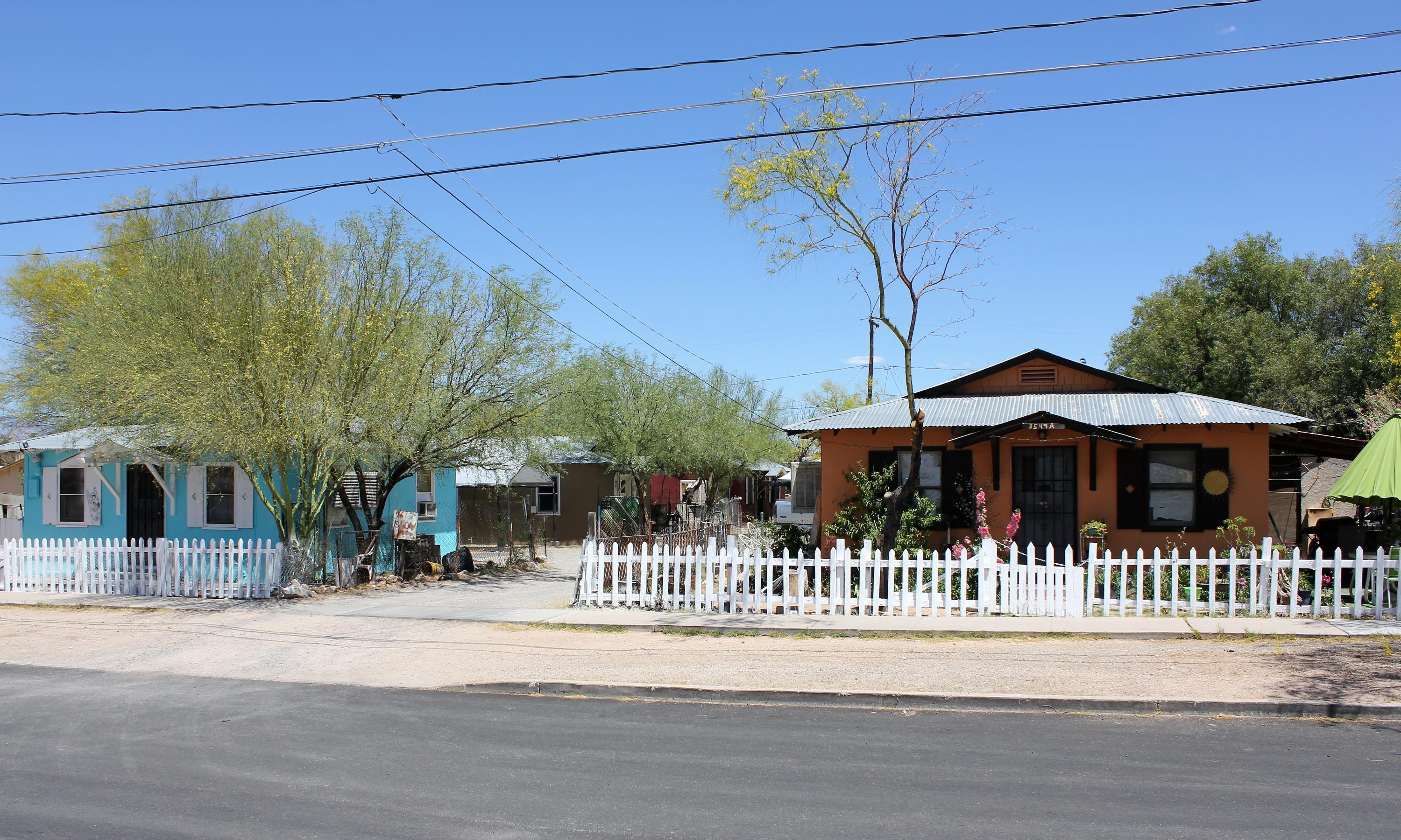 Profitable and affordable. Long term tenants and easy to rent. Separate meters,
except for water. One studio. Two 2 bedroom units. Three 1 bedroom units.