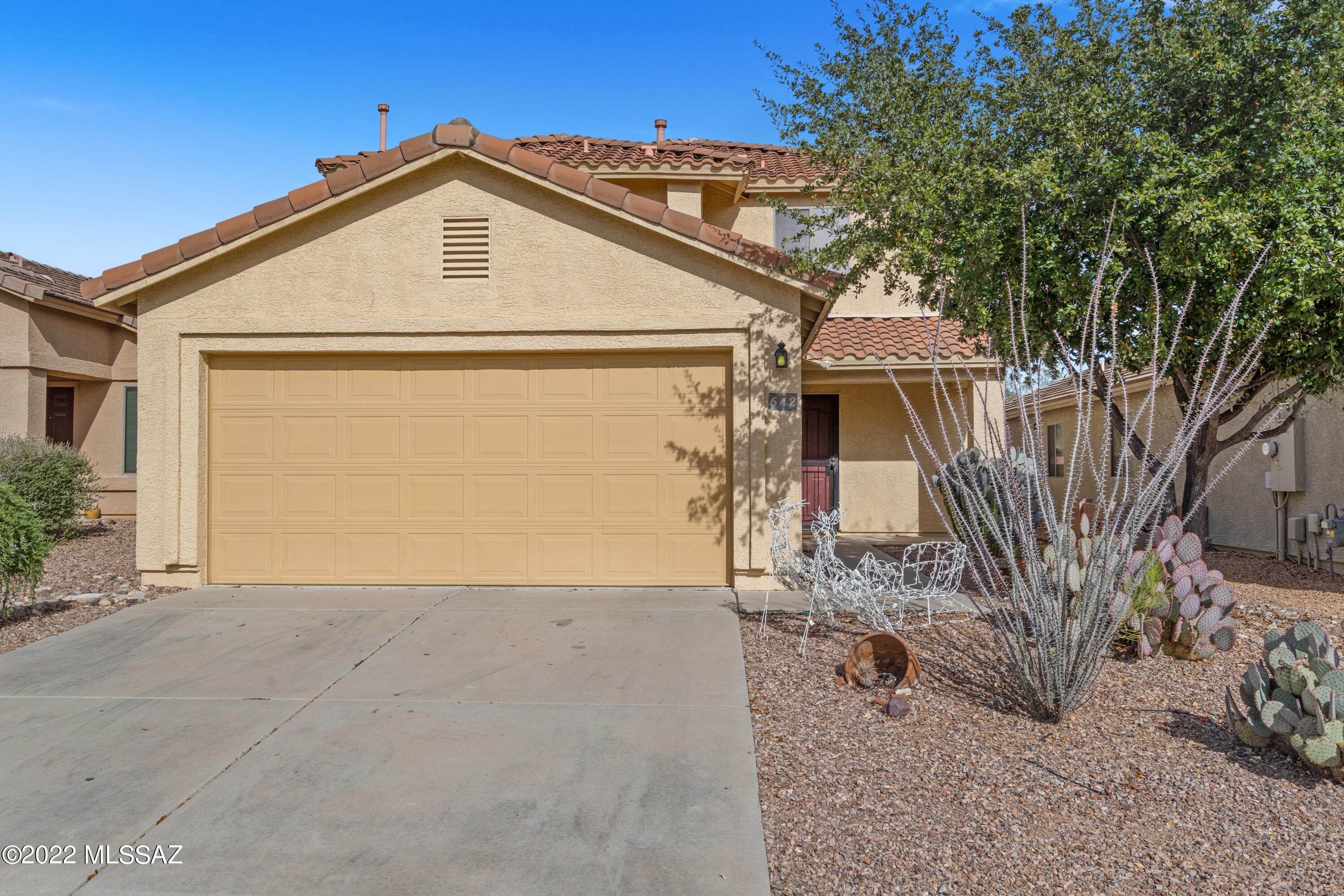 Range Priced 300 to 315. Seller will counter or accept all offers in the range. MOVE IN READY charmer in the heart of Sahuarita! Well-maintained 4 bed/2bath popular floorplan boasts a first floor master suite, large living/dining area and an upstairs oversized loft along with generous sized bedrooms. Community park includes walking trail, ramadas, BBQs, grass field and basketball court. Conveniently located minutes to shopping, restaurants and I-19. This one won't last!