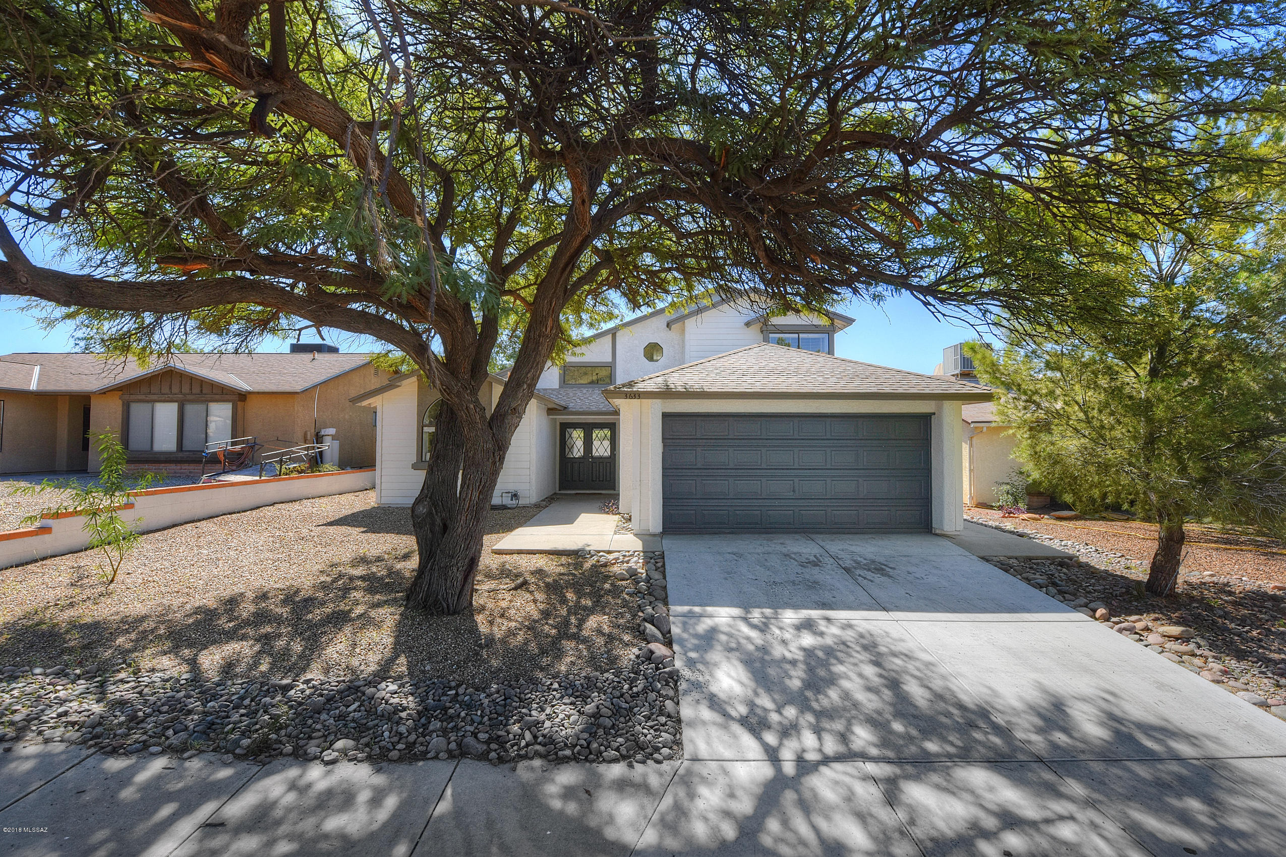 Gorgeously acquainted bright and open plan in a wonderful location! This estate is beautifully remodeled, has been meticulously maintained and shows true pride of ownership with its condition & finishings!! Don't miss out!
