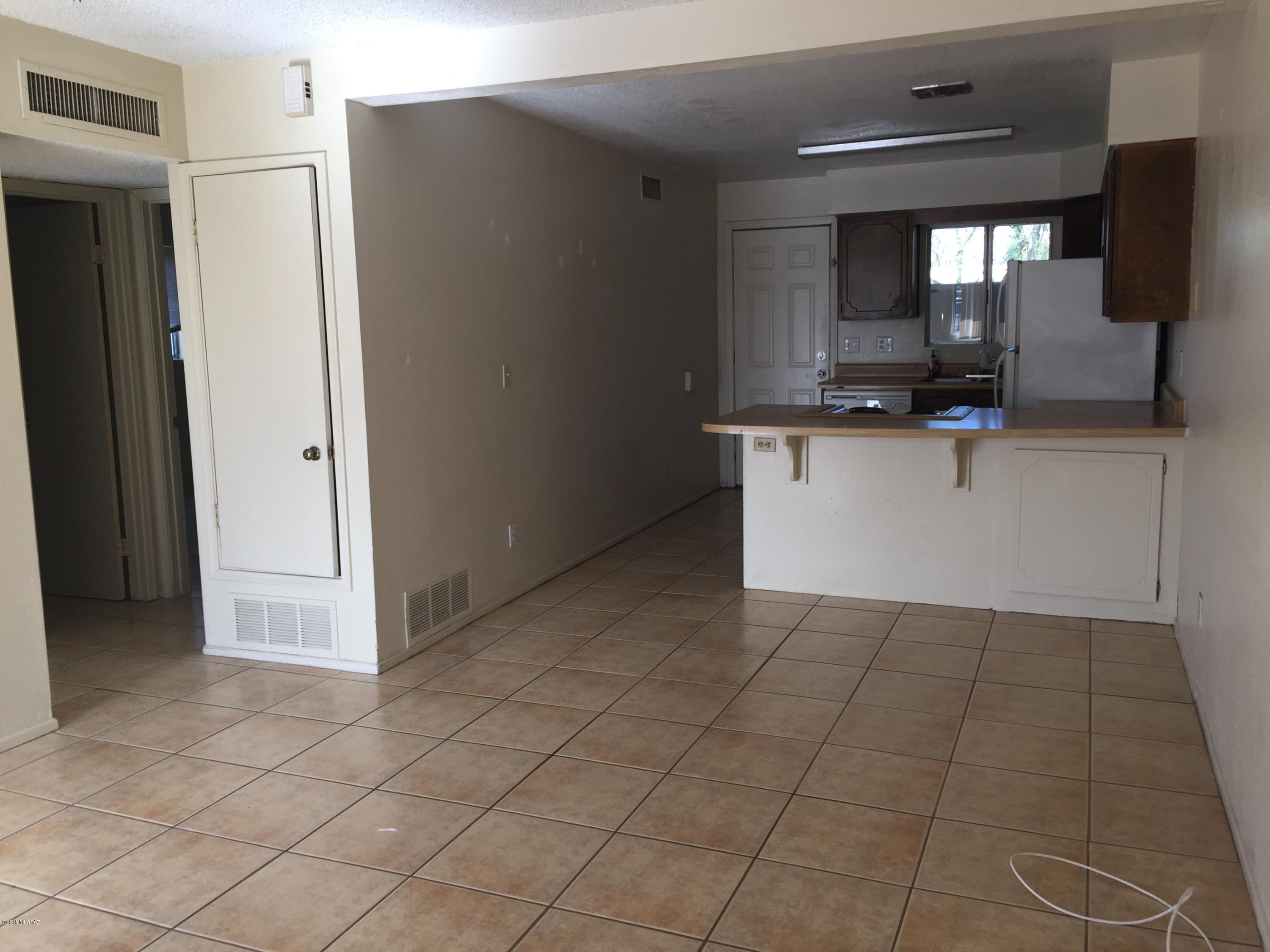2952 N. Palo Verde A - 2 BDRM/ 1 BATH Duplex. All tile. Off street parking. Private yard. Laundry hook ups. No pets