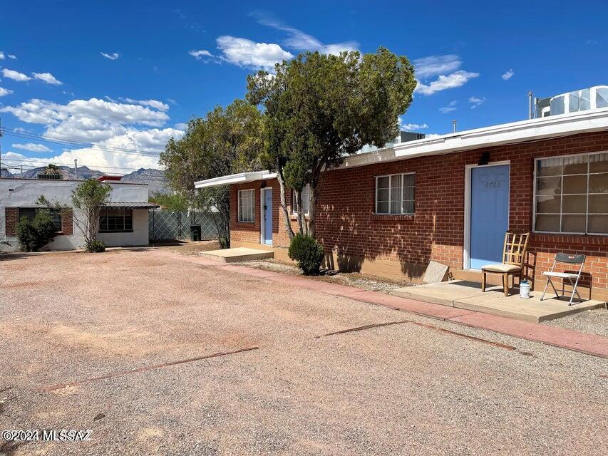 This is what you need in your portfolio! Fully Remodeled and centrally located 6-plex. All units are 1/1 and have new flooring, countertops, vanities, faucet's, light fixtures and have been freshly painted inside and out. 4 of the 6 units have brand new Kitchen Cabinets. Each unit also includes its own private indoor laundry and private gated patio/yard. All units have AC unit on roof. NO swamp coolers here! Onsite covered parking is provided. Units all leased between $1,100-$1,175. Property is currently self managed by the owner with Projected Net Income of $67,231. That is giving you an 8.3% cap rate. 

Seller carryback: 1/2 down, 2 year max, 11%

Don't wait. Make your best offer today!