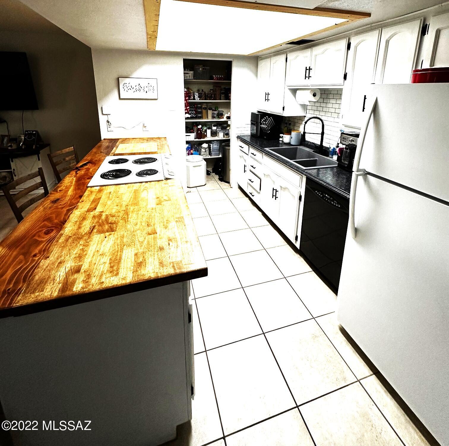 Casitas Real Condos. - Residential
