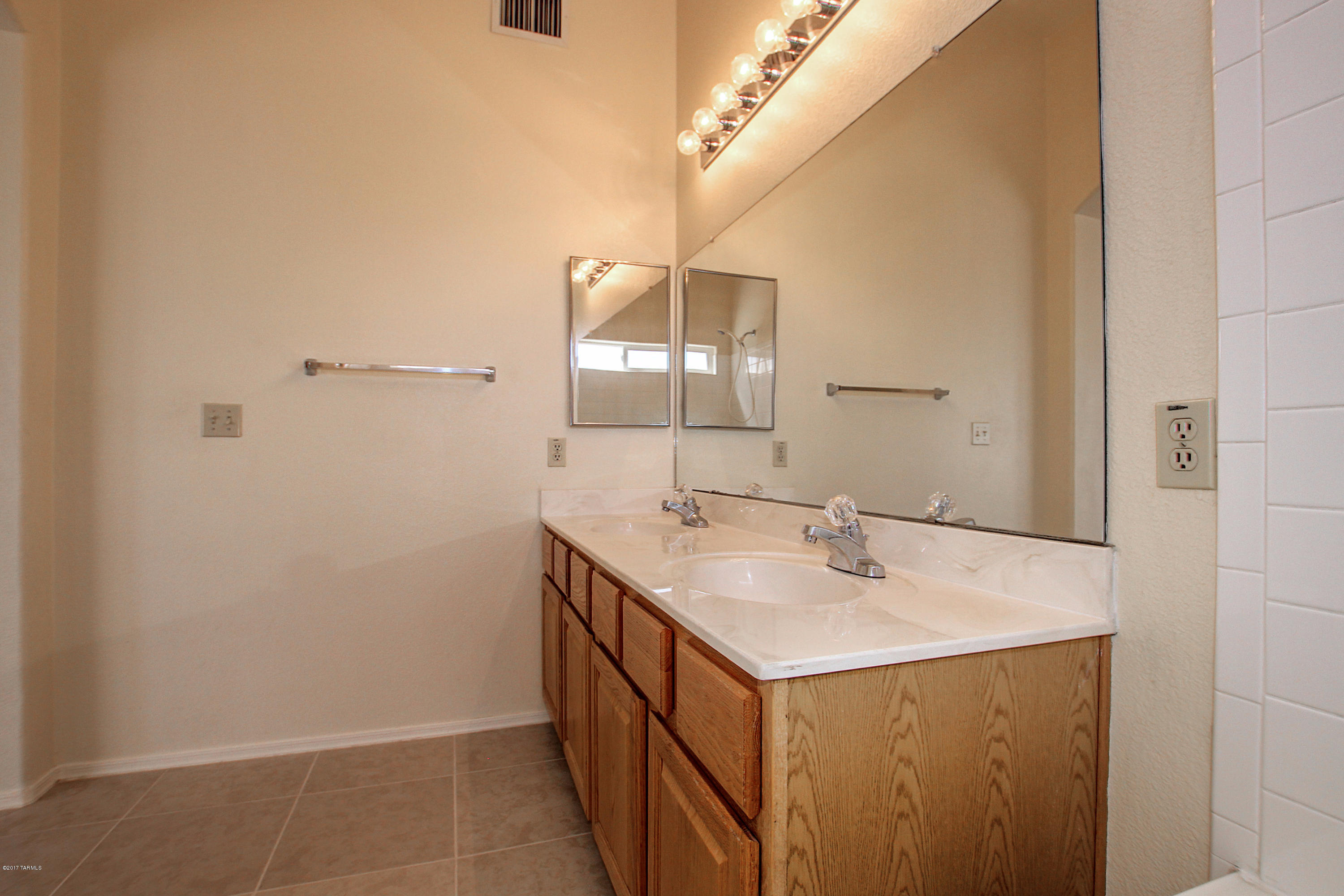 Hacienda Del Oro (1-78) - Residential