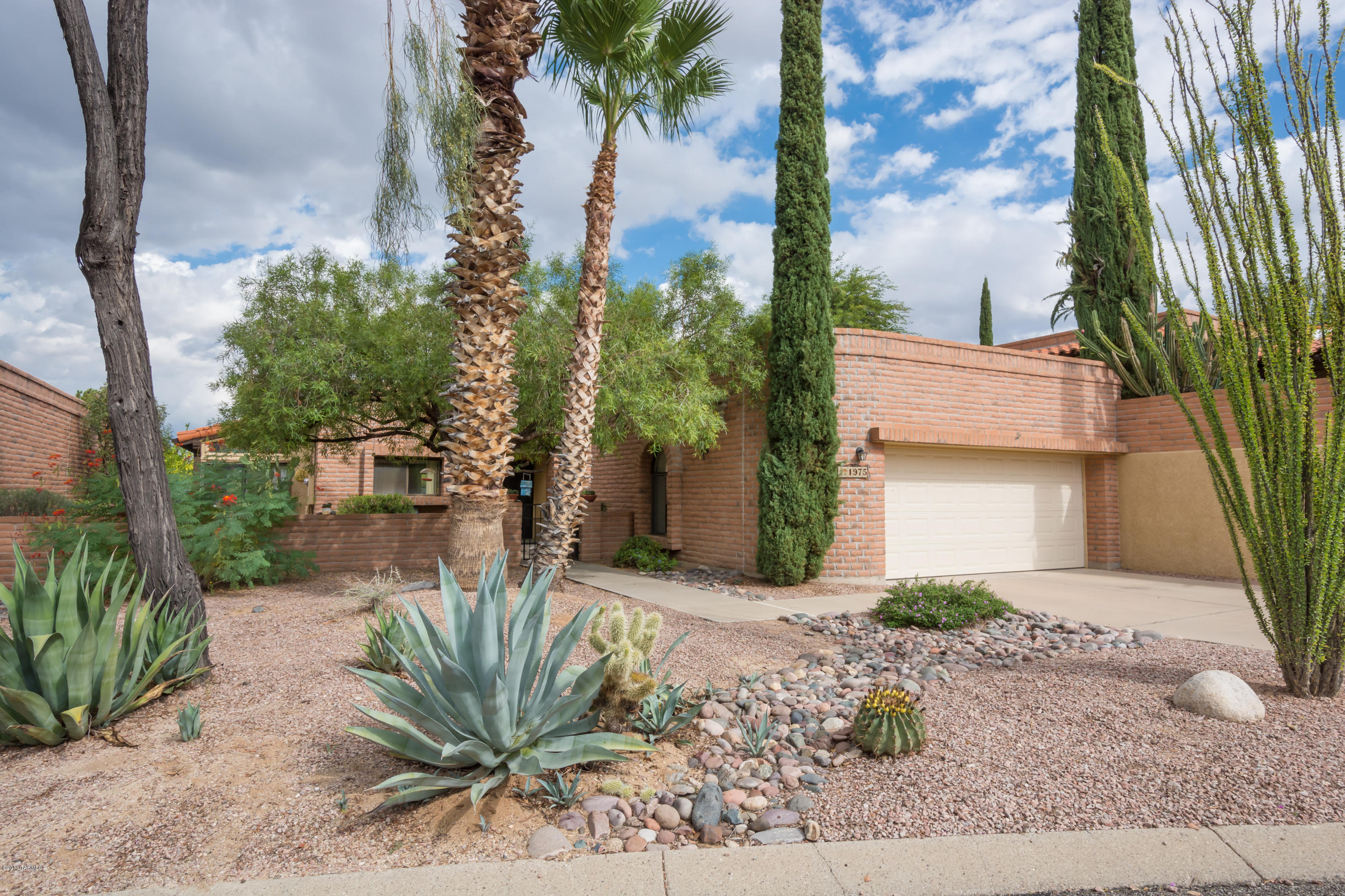 Don't miss this 3BR/2BA, 1914 sq. ft. townhome in 55+ community of Fairfield La Cholla Hills. This Light and bright open Vera Cruz floorplan features an eat in kitchen w/plenty of cabinet & counter space. Spacious Living/dining area with Bay window, wet bar, and sliding glass doors leading to a huge wrap around covered patio ideal for entertaining plus views of the Tortolita Mtns. Large master with dual vanities, tub, separate shower, plus large walk in closet. Oversized 2 car garage with plentiful storage space. Community amenities include 2 pools, 2 spas, 3 tennis courts, shuffleboard courts, and a club house. Perfect for a year round or winter residence. Conveniently located to the Foothills Mall and all services. This is a must see.