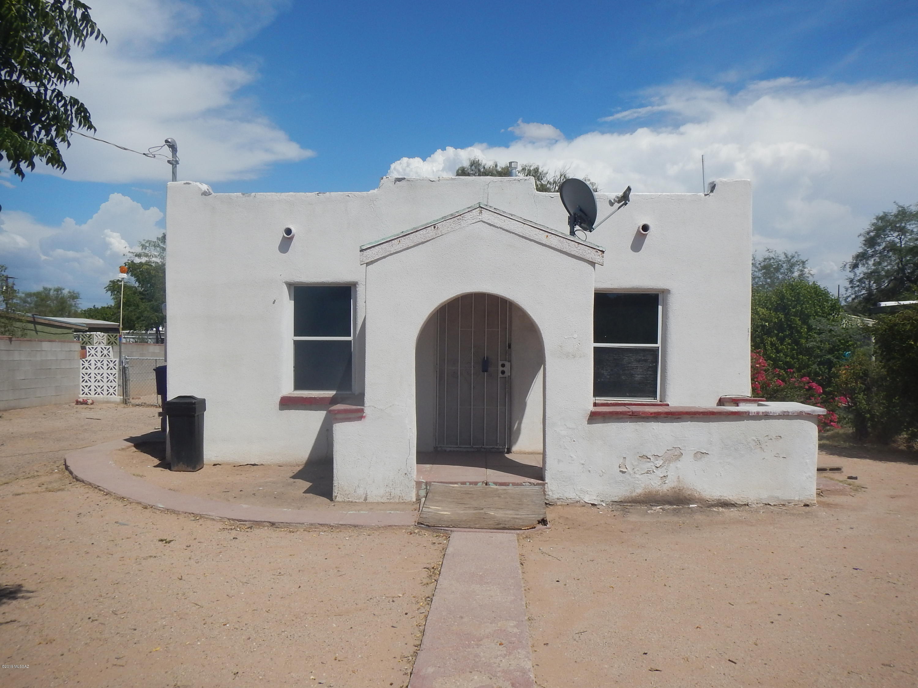 1940's Masonry Stucco built home with 3 bedrooms, 1.5 bathrooms and wood floors. Home is located close to Shopping, Restaurants, VA hospital and easy freeway access. Go Show and Sell Today!