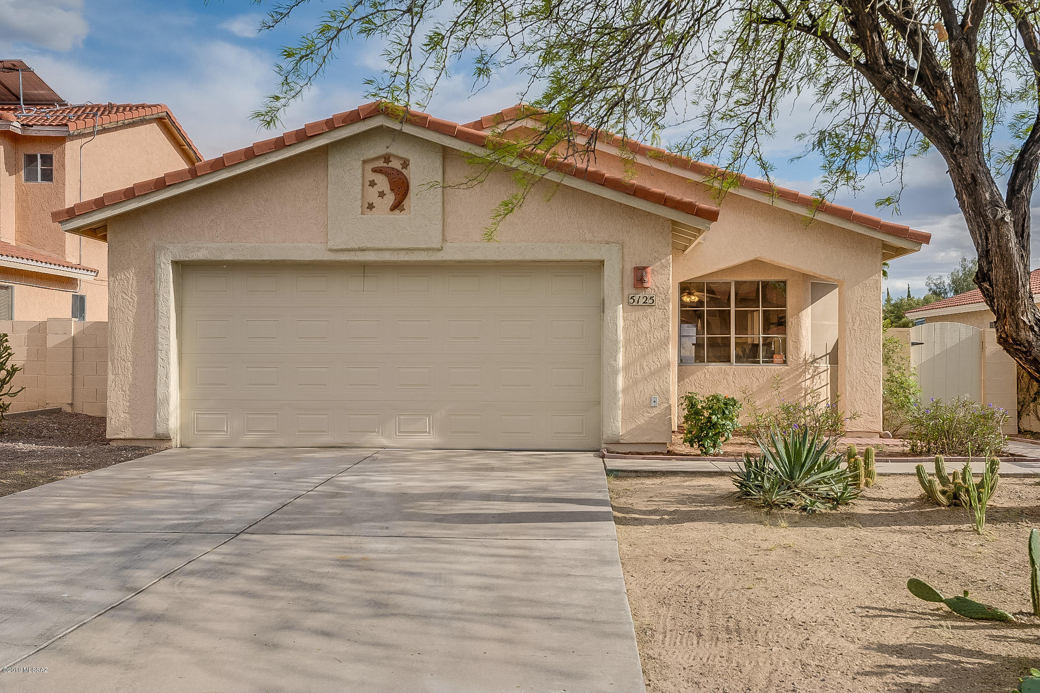 Come see this 3 bedroom/ 2 bath, single story home in Countryside Vista that offers fresh paint and new carpeting throughout. The living room has high ceilings and a cozy fireplace. The eat-in kitchen has stainless steel appliances and tiled counters. Master boasts an attached ensuite and dual closets. in the backyard, the covered patio opens to a low maintenance space, perfect for pets or outdoor entertaining. Close to shopping, dining, and the highway. Come view this home today!