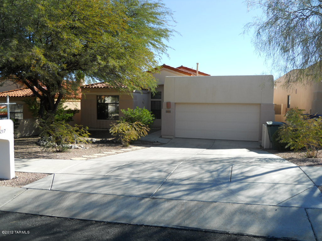Single Story Golf Course Home with majestic mountain & city views. In Ground Spa on back patio. All appliances including washer & dryer. Split bedrooms. Large master with sliding doors out to patio & views. Convenient to freeway, airport, UA, medical facilities etc.
