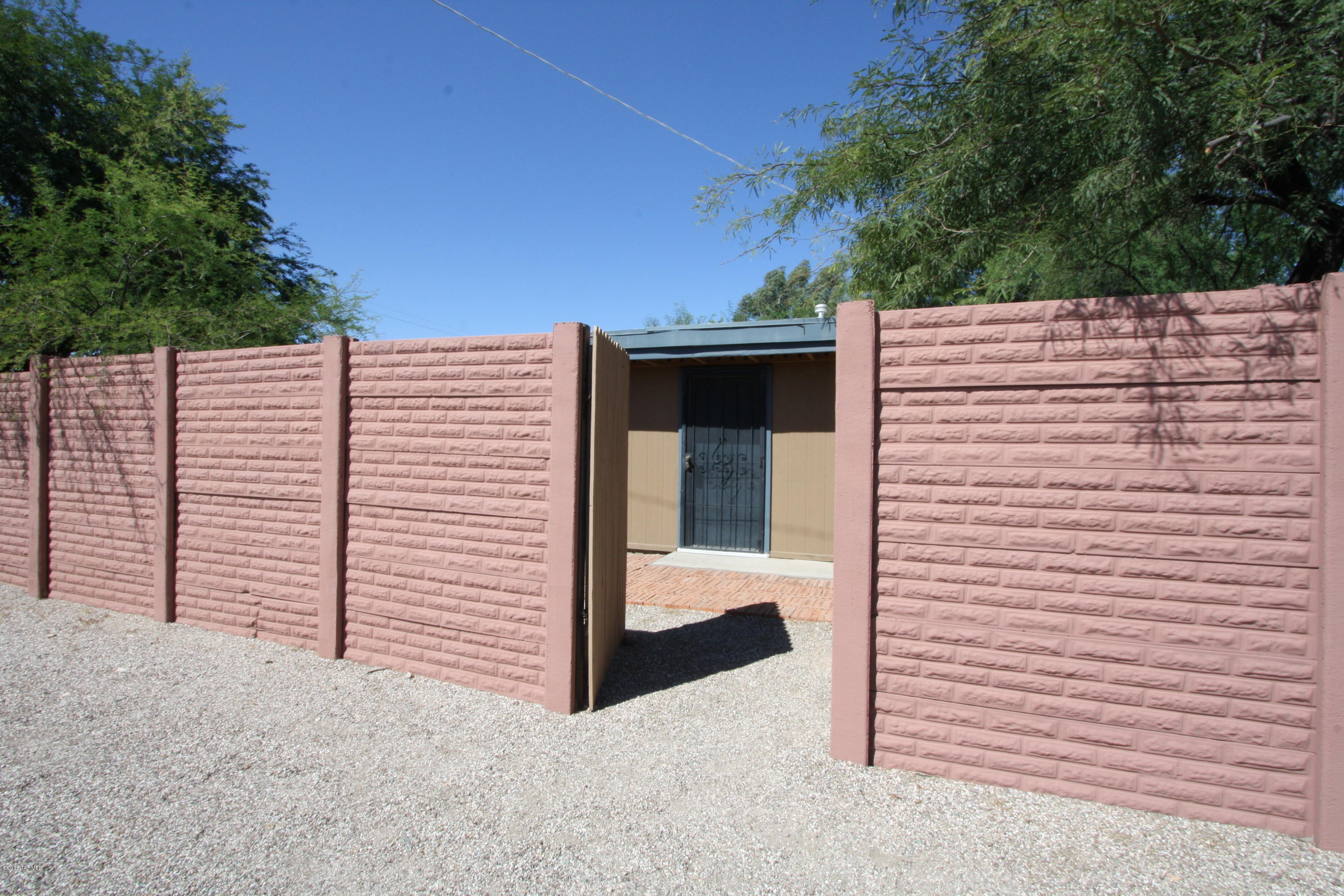 Centrally located spacious studio w/full kitchen and bath. Gated courtyard entrance and fenced yard. Electric, water, gas and garbage included!