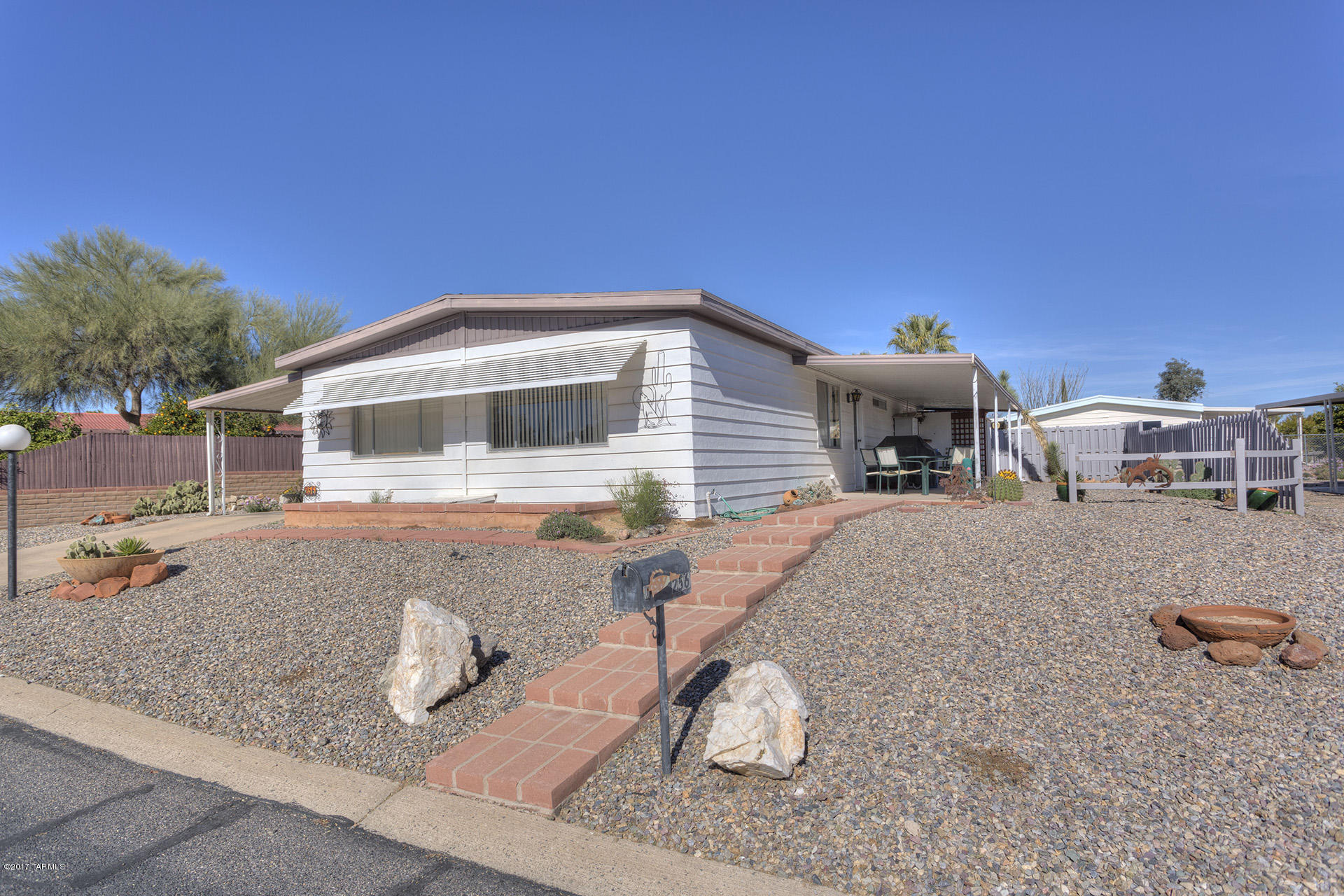 GREAT OPPORTUNITY TO LIVE IN BEAUTIFUL GREEN VALLEY ARIZONA! JUST THE RIGHT AMOUNT OF SPACE INSIDE AND OUT. GREAT CARPORT W/ ROOM FOR 2 CARS & FULL LENGTH PATIO FOR SUPER VIEWS. THE GREAT ROOM IS OPEN TO DINING AREA, PLENTY OF ROOM FOR GUESTS. 2ND BEDROOM & HALLWAY BATH. ALL APPLIANCES INCLUDED, FURNITURE SBOS. PACK NOW AND ENJOY THIS HOME. THIS COMMUNITY HAS A SPARKLING POOL, SHUFFLEBOARD, & COMMUNITY CENTER FOR YOUR ENJOYMENT.