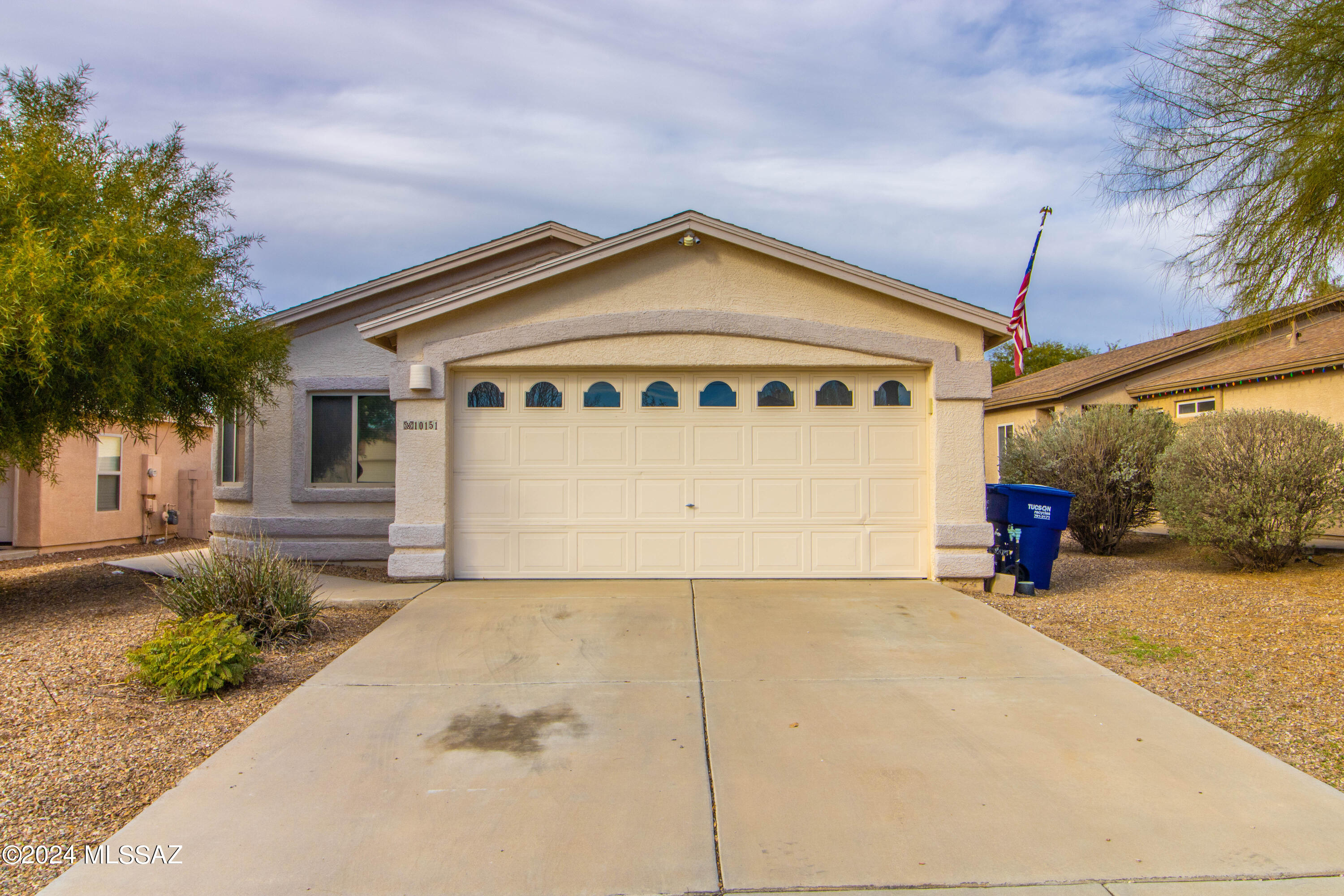 This Rita Ranch beauty is very open and spacious. Den makes a 4th bedroom or office. Fireplace in living room. Master has walk in closet and garden tub. Decent size backyard. 2 car garage. Hardwood floors and tile. In VAIL school district. Walking distance to Purple Heart Park. Close to New Home Depot,Safeway and Frys, Amazon distribution center, Walgreens, Ace hardware and Medical Center. No cats. Approved dogs at $50 a month and the cleaning is $350 in addition of the deposit.*** With an approved 2 year lease, we will give you 50% off first months rent.
