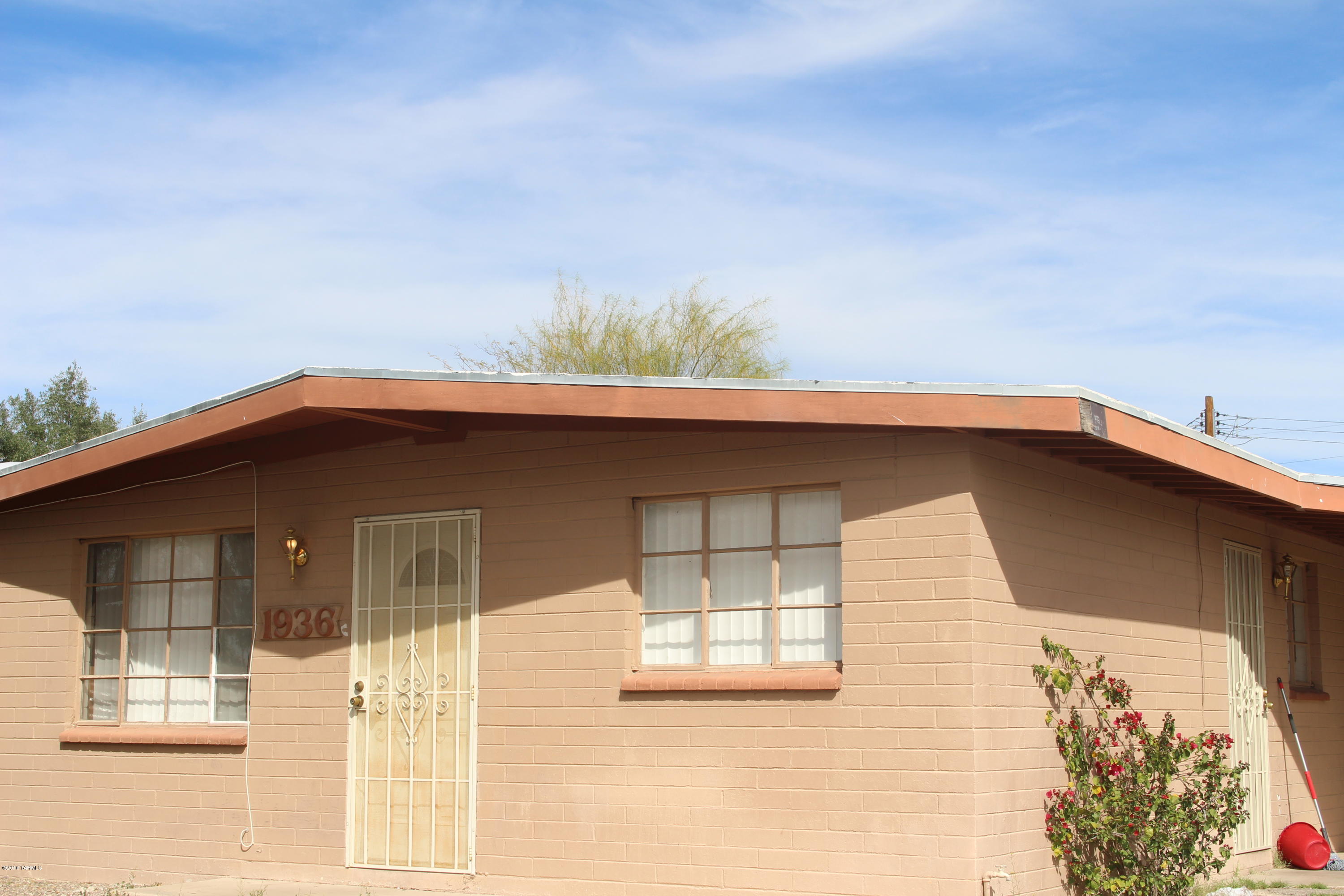 Great opportunity to purchase a smart duplex near the UA! Two 3 three bedroom units within walking distance to UA. Within walking distance to Main Gate, the streetcar, Walgreens, grocery store, and UMC.