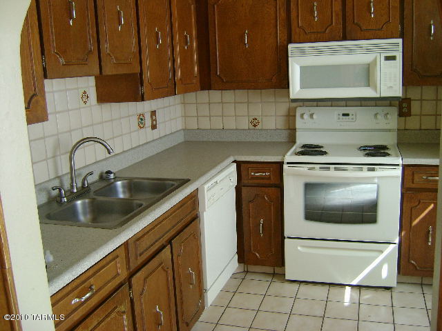 Cute 3 bedroom, 3 bath, 2 story unit close to U of A, shopping, schools & bus line. All appliances including washer and dryer. Covered parking, Community pool & spa, A/C, small yard.