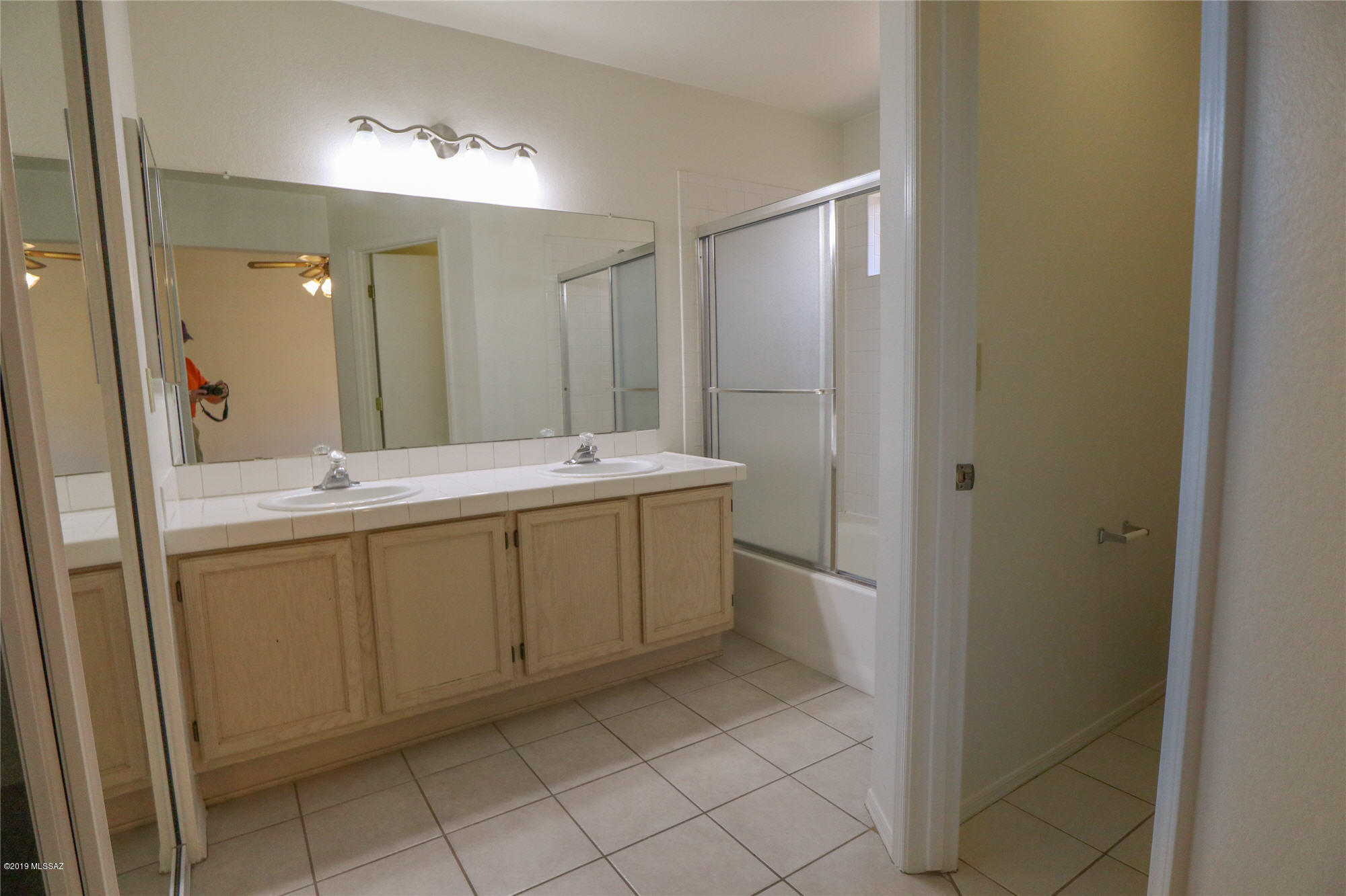 Country Club(1-221) - Residential Lease