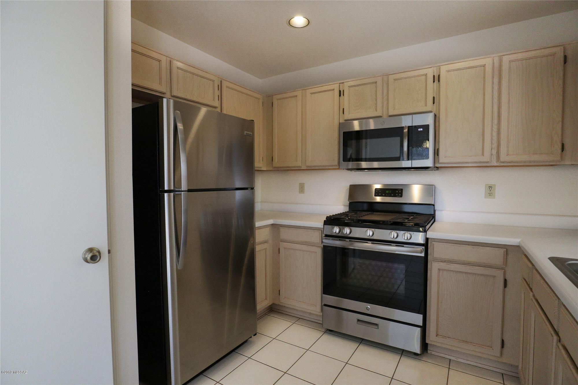 Country Club(1-221) - Residential Lease