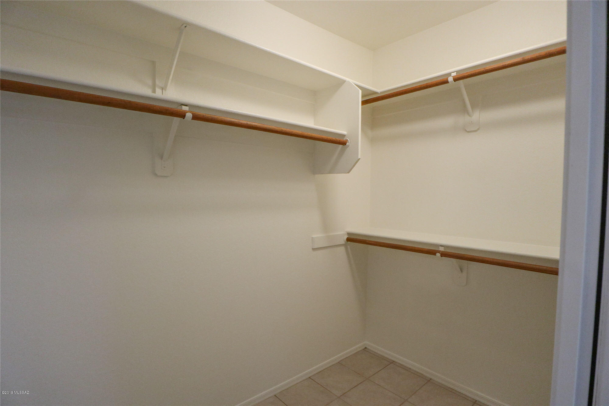 Country Club(1-221) - Residential Lease