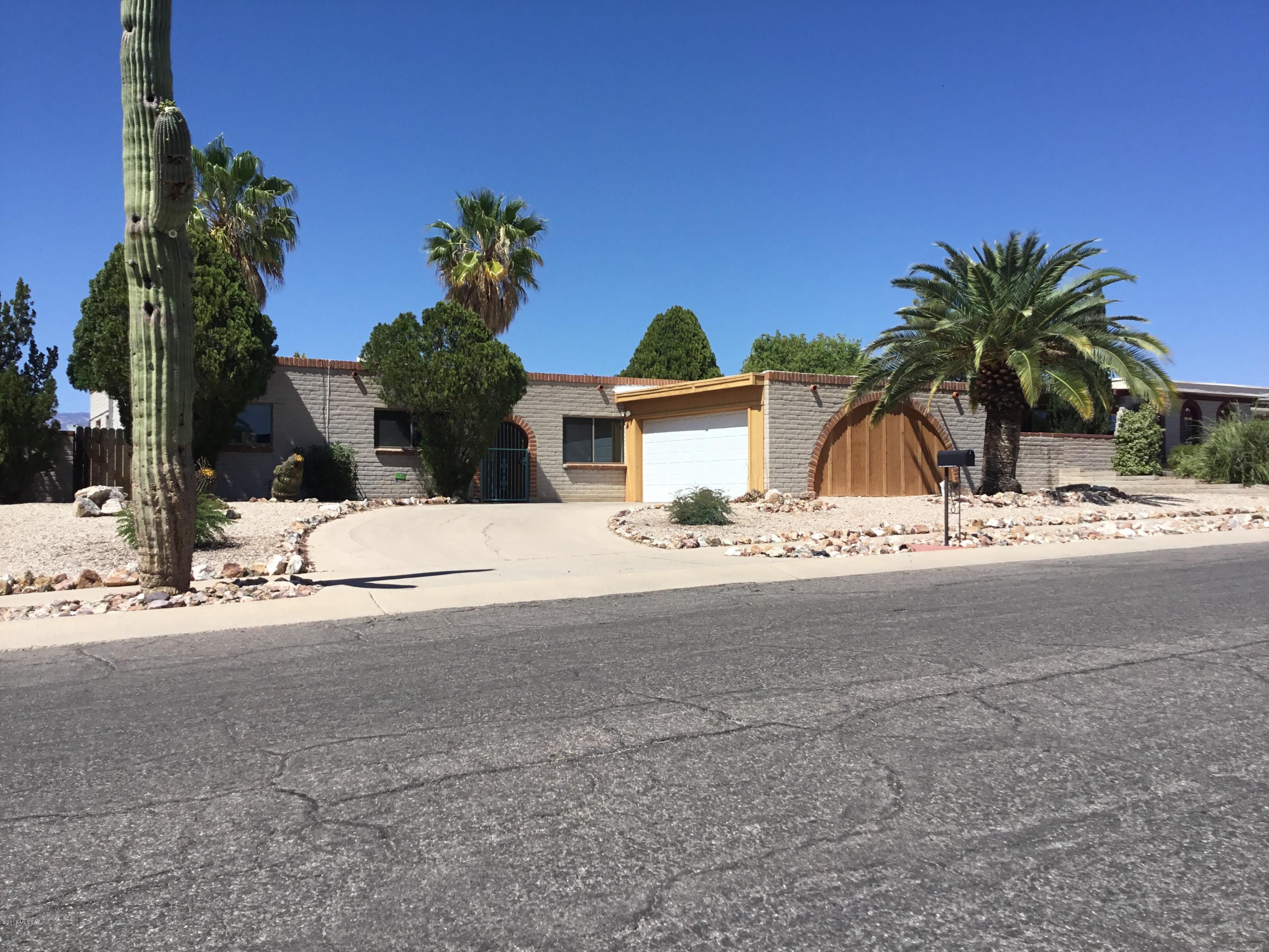 Updated 3 bedroom, 2 bath eastside home in the Rolling Hills community. Plenty of space with large secondary bedrooms, living room, family room, dining room, and bonus room. New paint and carpet throughout. Relaxing and low care backyard. Enclosed 2-car garage. Perfect home to move in and add your own touches!