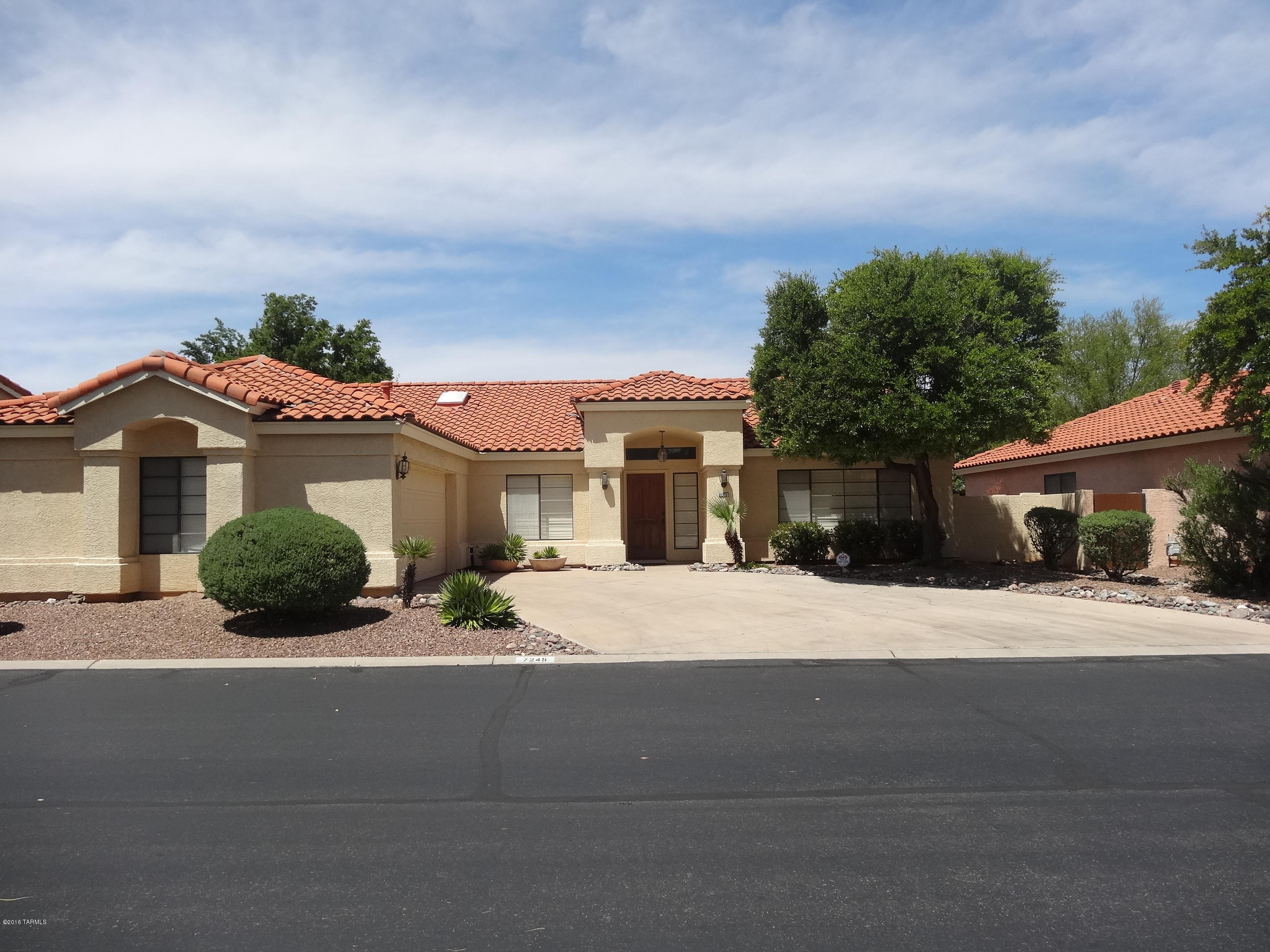 Seller will accept/counter offers between $250,000.00 to $265,000.00
Excellent opportunity to live in Desirable Estates at River Ranch. This very lightly used home shows like a model. Vaulted Ceilings create a very Spacious Ambience. Access to River Walk from Sub. Extensive tile and Professional Landscaping. Convenient to all parts of Tucson. Shopping and Restaurants nearby.