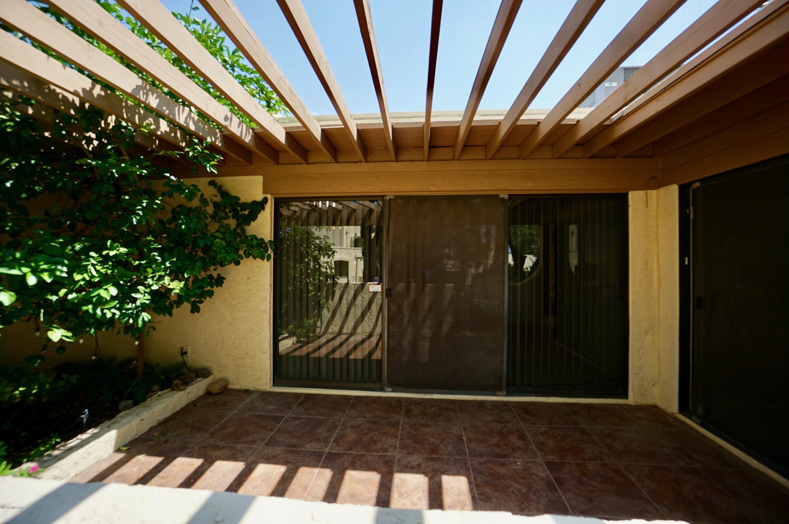 Las Primeras Lomas (1-76) - Residential