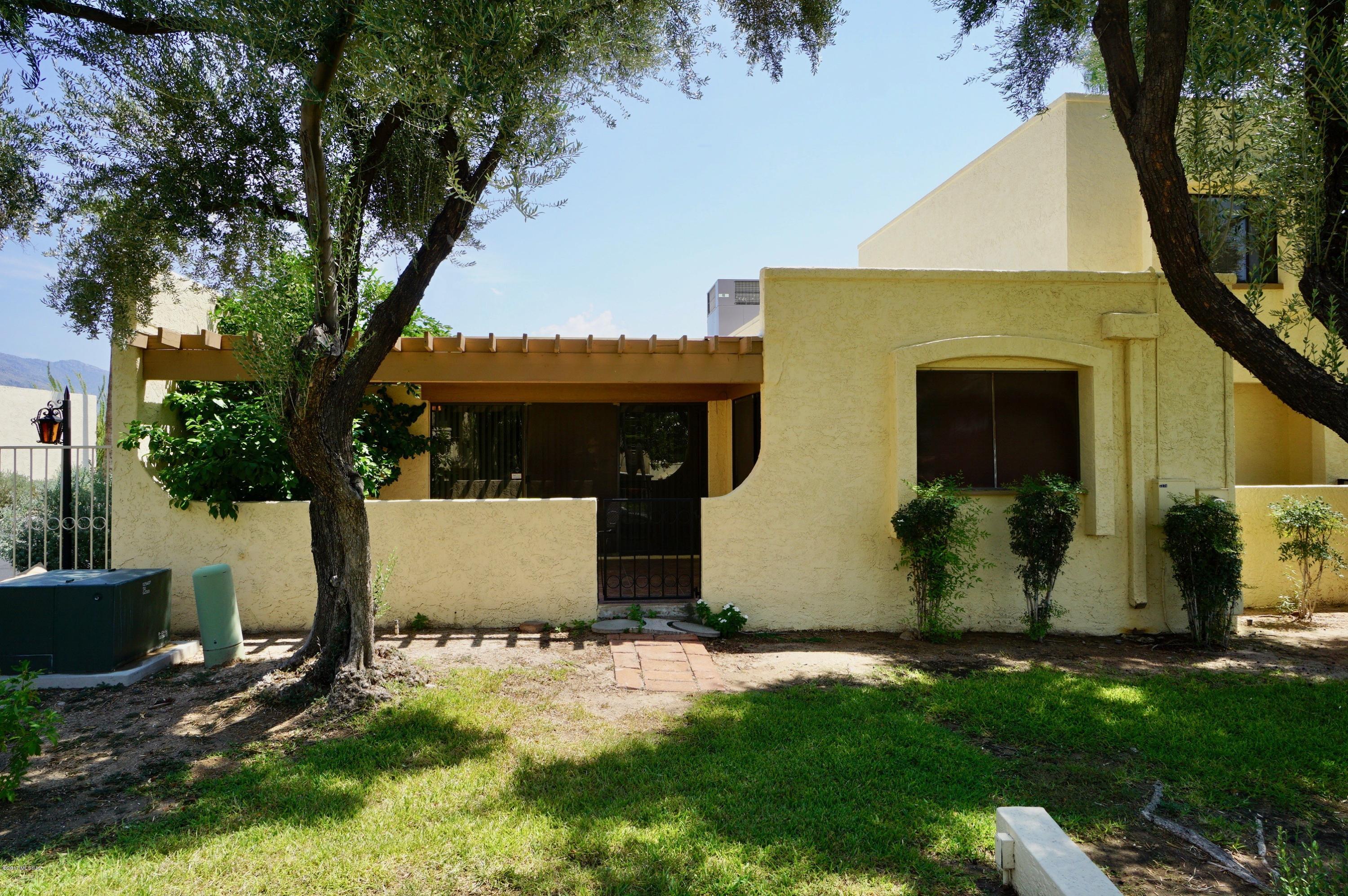 Las Primeras Lomas (1-76) - Residential