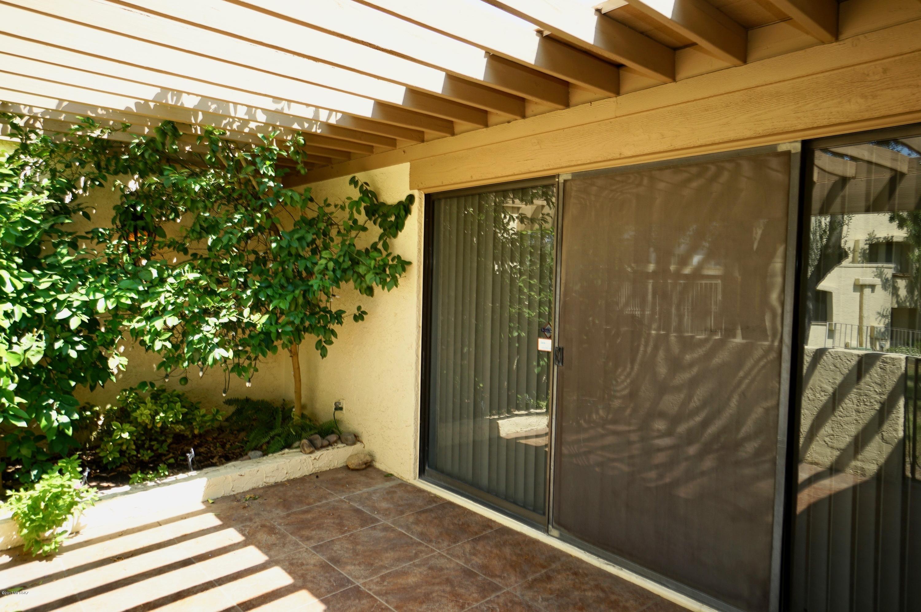 Las Primeras Lomas (1-76) - Residential