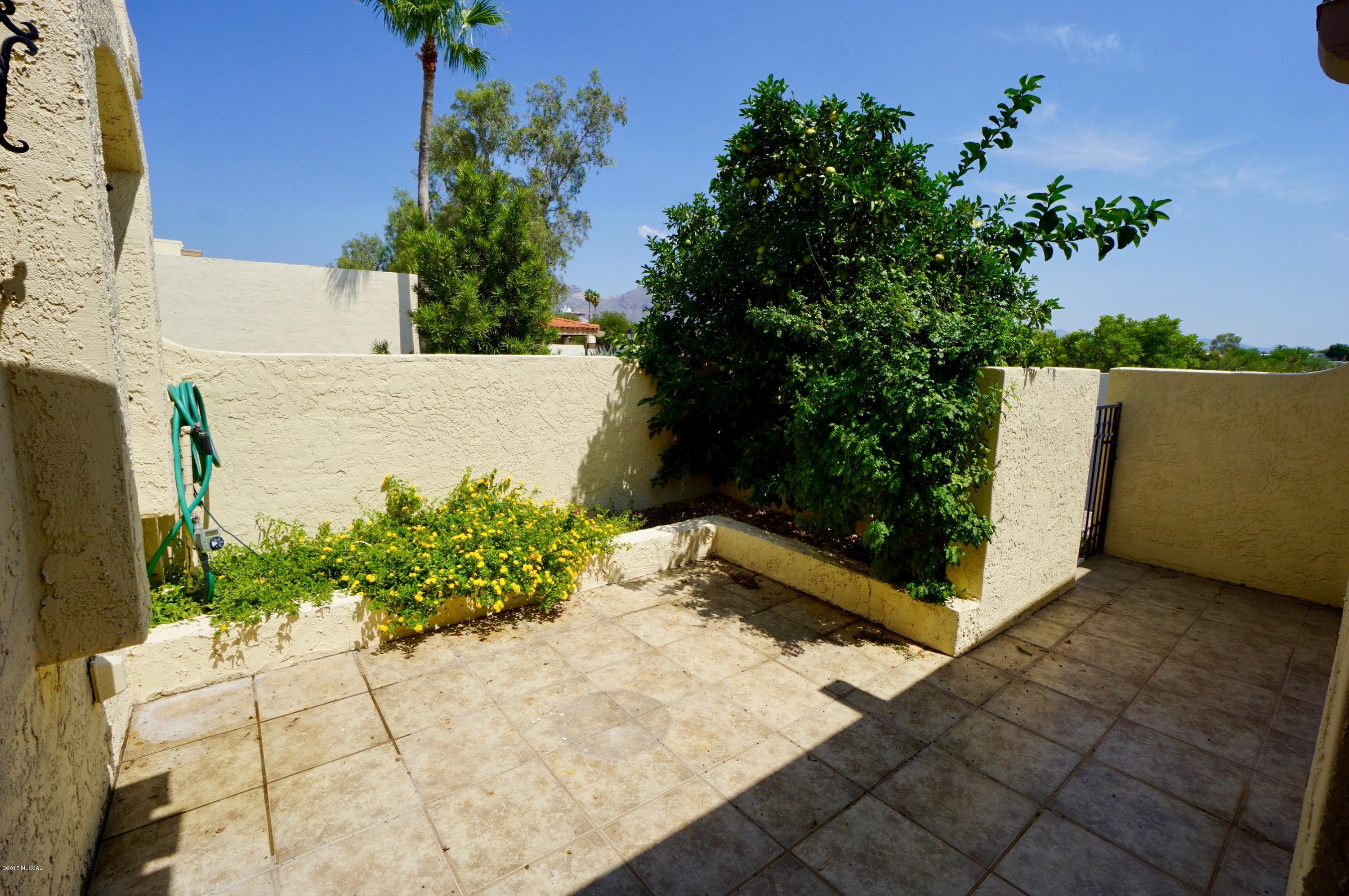 Las Primeras Lomas (1-76) - Residential