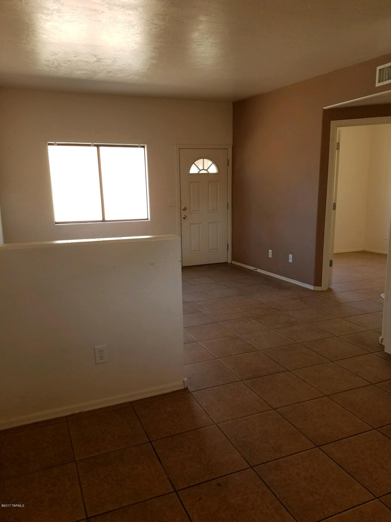 Great Central location, washer dryer, A/C, large yard. Newer built 2 bedroom, two bath duplex. Plenty of closet space and tile floors throughout.