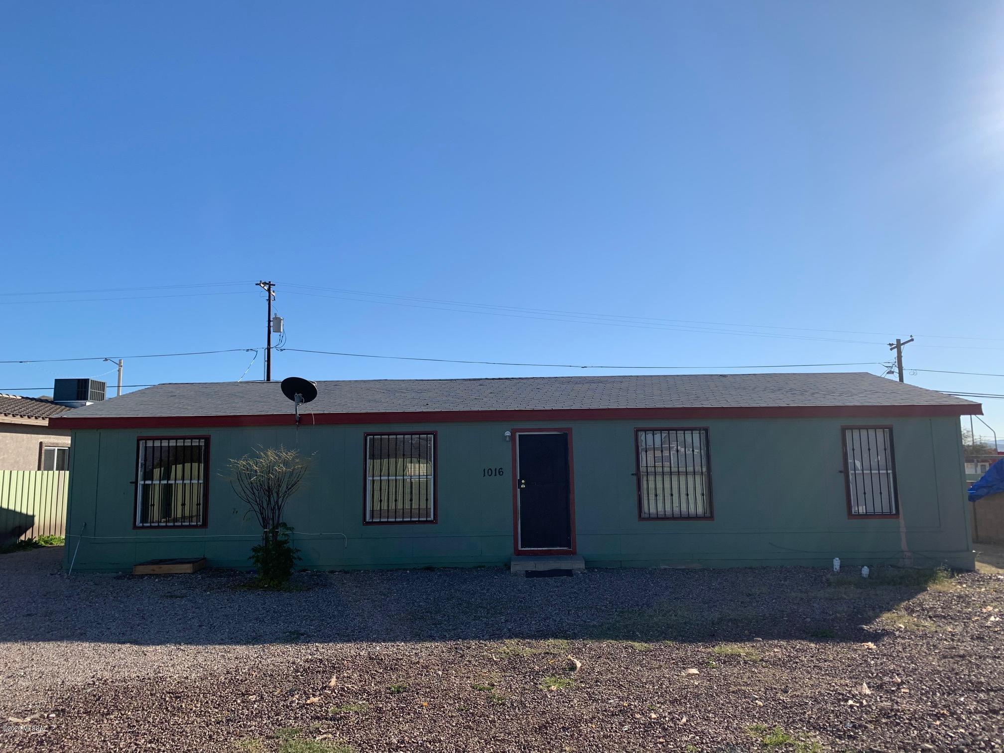 MANUFACTURED HOM. LOTS OF SPACE. LARGE LOT AND CENTRALLY LOCATED. CLOSE TO RESTAURANTS, COSTCO, GEICO CALLING CENTER, UNIVERSITY OF ARIZONA AND MANY MORE, LOTS OF POTENZIA EASY SHOW