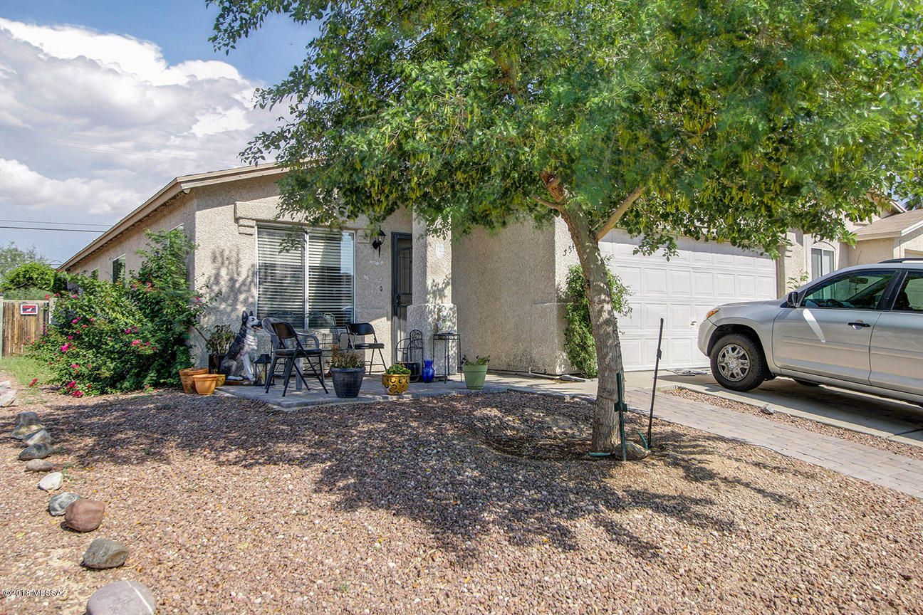 Seller will accept or counter offers between $150,000-$155,000. Well maintained, workable floor plan featuring engineered wood floors and ceramic tile. Home nestled in great neighborhood of Ranch Reyes on Tucson's Southside. Close to Costco, Century Theaters at Tucson Market Center and Super Walmart. Close to schools with easy access to I10 and I19 corridor. Great home for first time homebuyers or downsizing baby boomers. Schedule your appointment to see today!