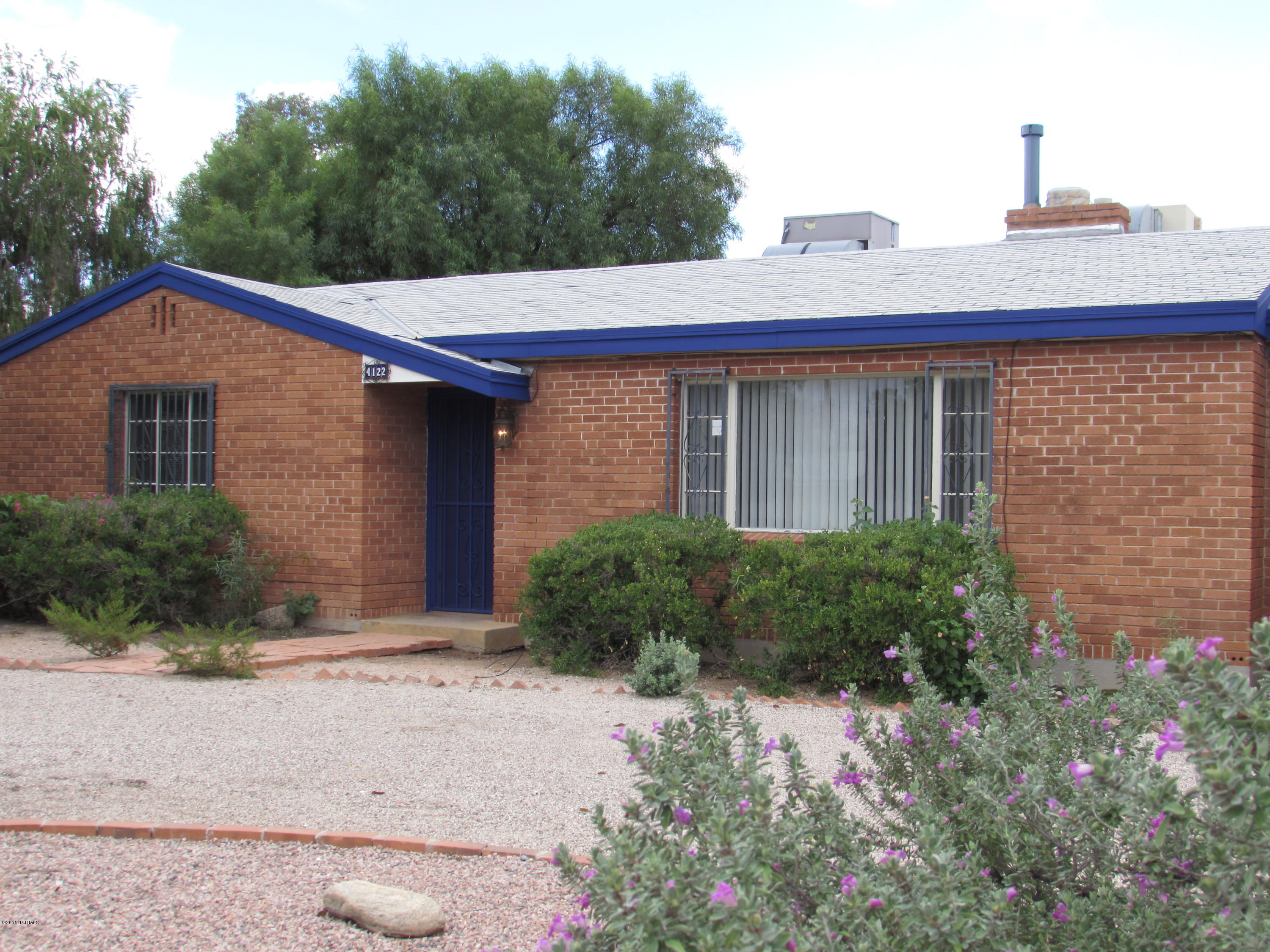 Delightful, newly refurbished 3 br 2 ba home in Poets Corner.  Freshly painted and tiled great room w/lovely fireplace. Large family room, one car garage, large walled yard.  Mountain views!