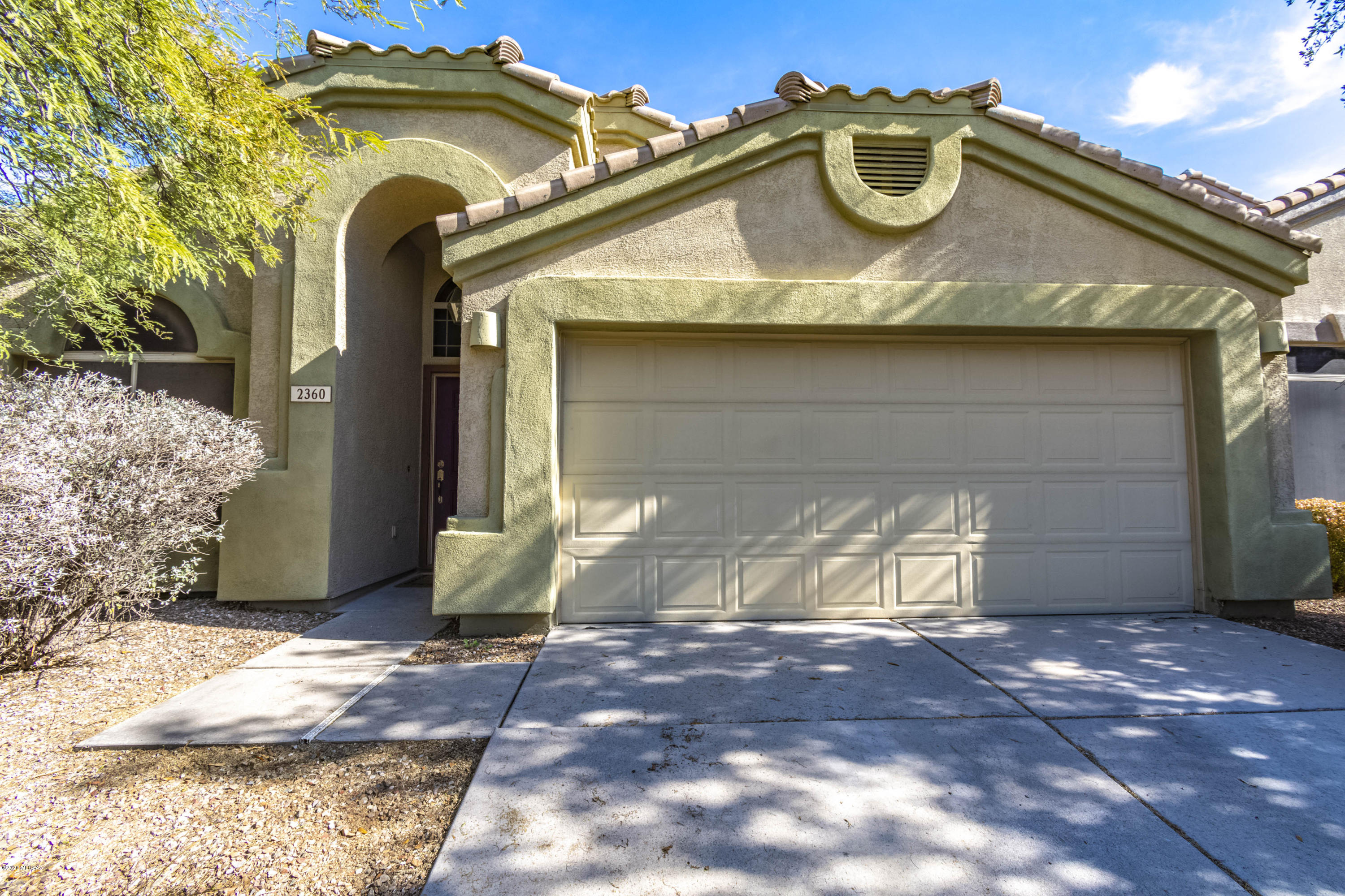 Move in ready! Beautiful northeast gem in the desirable Castle Rock gated community.  This home features four spacious bedrooms, a large dual sink spa-like master bathroom, walk-in closets, open-concept kitchen with brand new stainless steel appliances, large laundry room, and a two car garage. Gorgeous Catalina mountain views right from your backyard patio.  Enjoy all the neighborhood amenities that Castle Rock has to offer, including fitness and rec centers, swimming pools and spas, jogging trails, fishing lakes and ponds, and tennis courts.
