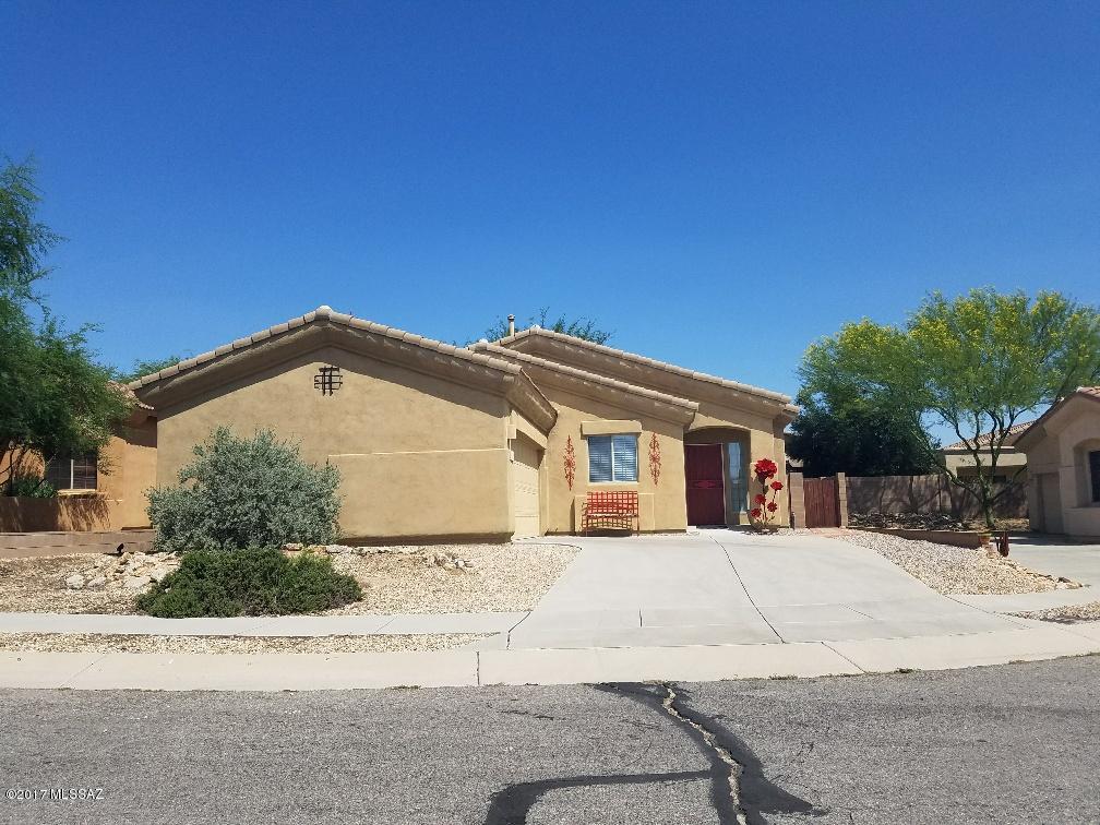 BEAUTIFUL 55 PLUS COMMUNITY BORDERING RANCHO SAHAURITA AND GREEN VALLEY. A 3 BEDROOM 2 BATH HOME IN A CULDESAC WITH A REC/CUMMUNITY CCENTER. INCREDIBLE MOUNTAIN VIEWS EASY ACCESS TO SHOPPING AND 1-19. CLEAN AND READY FOR YOUR BUYERS. COME SHOW AND SELL.