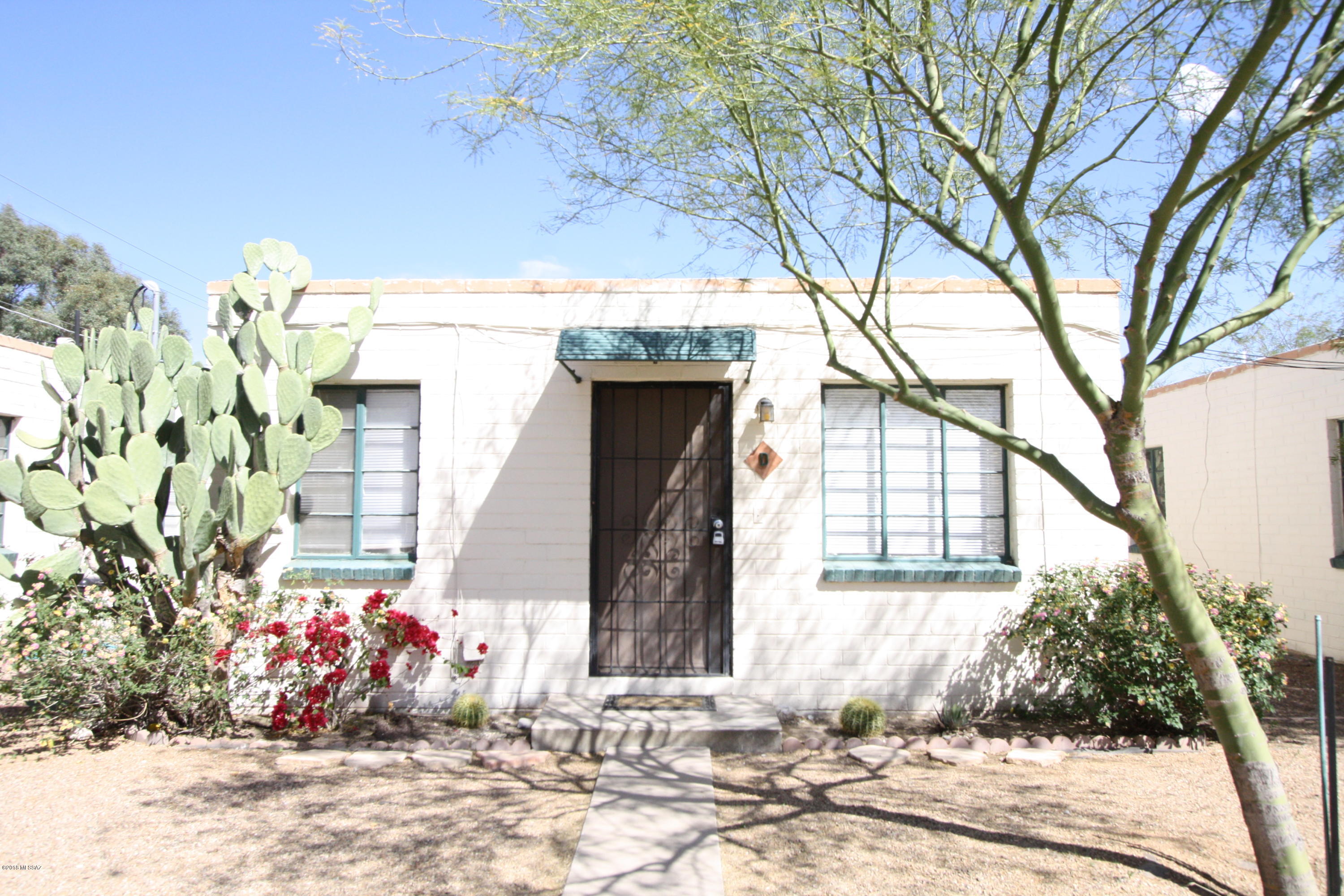 Adorable 1 Bedroom single family home in a small community of 9 homes with shared central courtyard.  Great central location near shopping/restaurants. Newer remodeled kitchen.  One covered parking space.  Ceramic tile throughout.  Sewer, Water, Trash incl. No Laundry facilities onsite. Pets upon owner approval. No yard.
