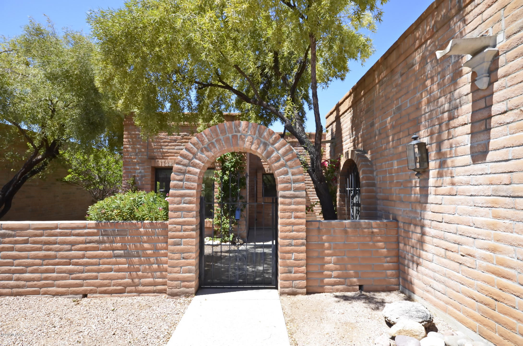 EASY LIVING IN THIS QUIET, CONVENIENT LOWER CENTRAL FOOTHILLS COMMUNITY.  BEAUTIFUL COMMON AREA POOL WITH TENNIS COURT, LARGE WALLED REAR YARD BACKS UP TO OPEN SPACE AND TWO COVERED PATIOS PROVIDE SHADE EVERY SEASON OF THE YEAR.