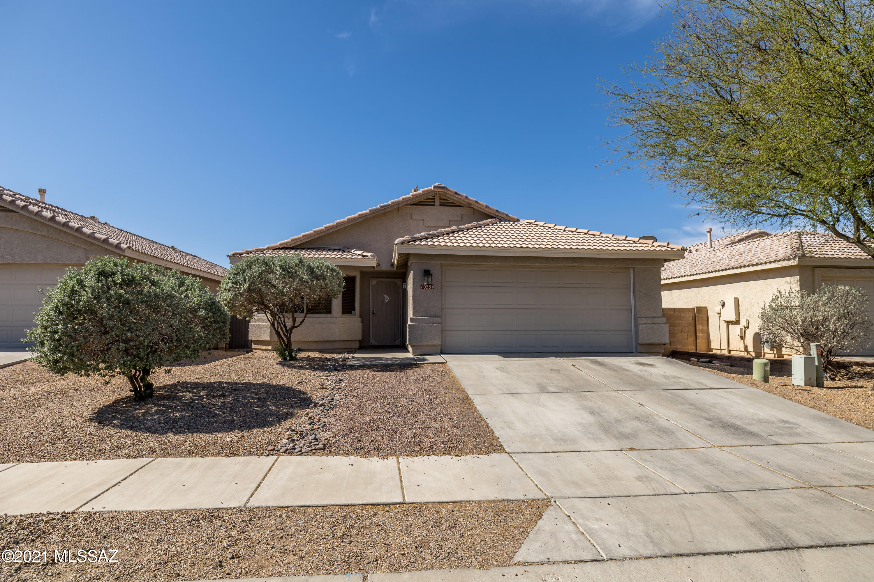 Beautiful, Charming  move in ready 3 bed 2 bath home in  Mesquite Ranch neighborhood.  just a short walk to the community pool this home has a lot to offer, easy care laminate flooring and ceramic tile.  Inviting open floor plan with high ceilings, stainless steel appliances, Easy care yard with artificial turf, minutes to I-10 , shops and in the Vail School district.  COME TAKE A LOOK!!!!!
Sellers will respond by Monday May 10th 5:00pm