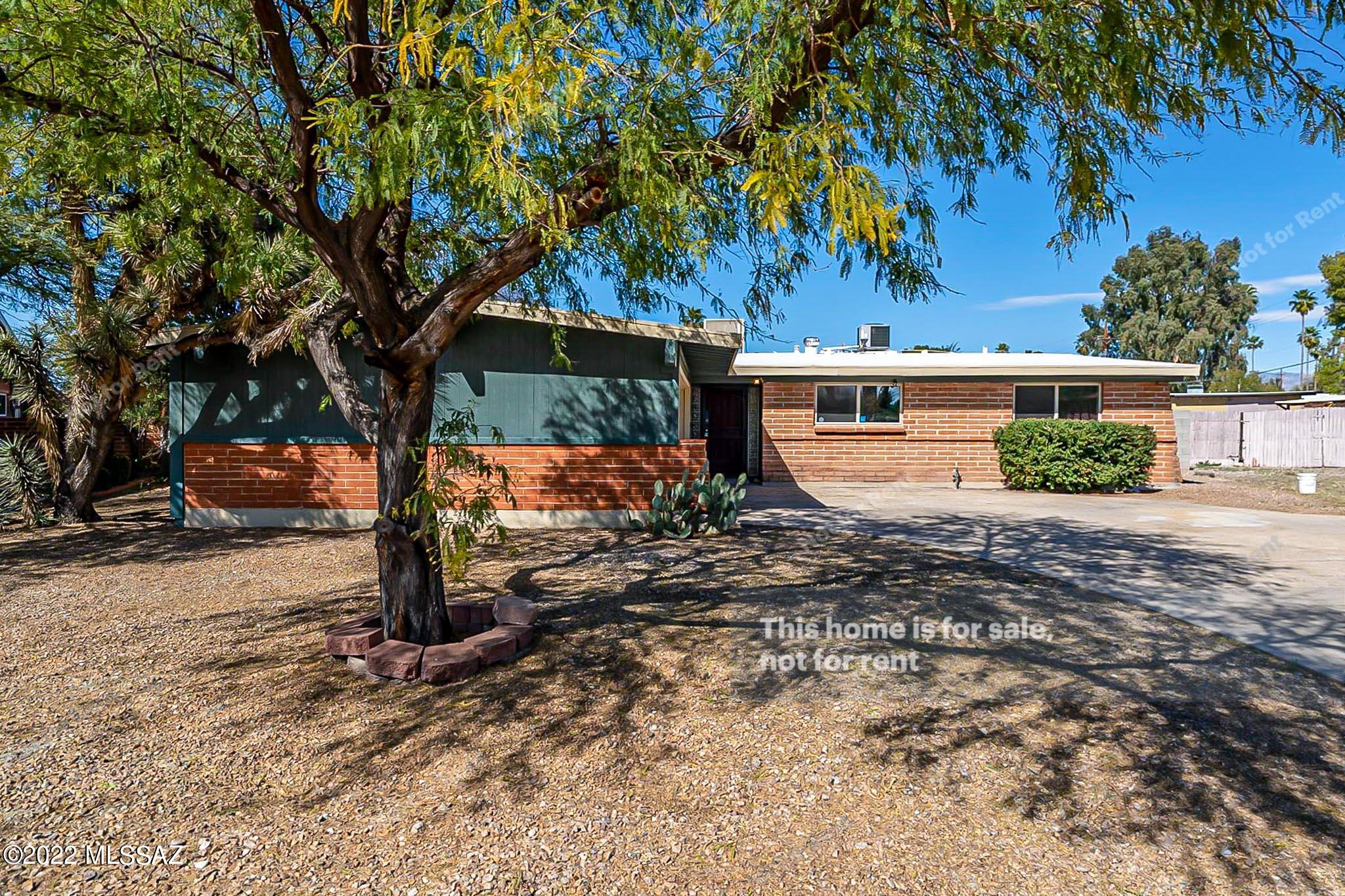 This Tucson one-story cul-de-sac home offers a patio, granite countertops, and a two-car garage. This home has been virtually staged to illustrate its potential.